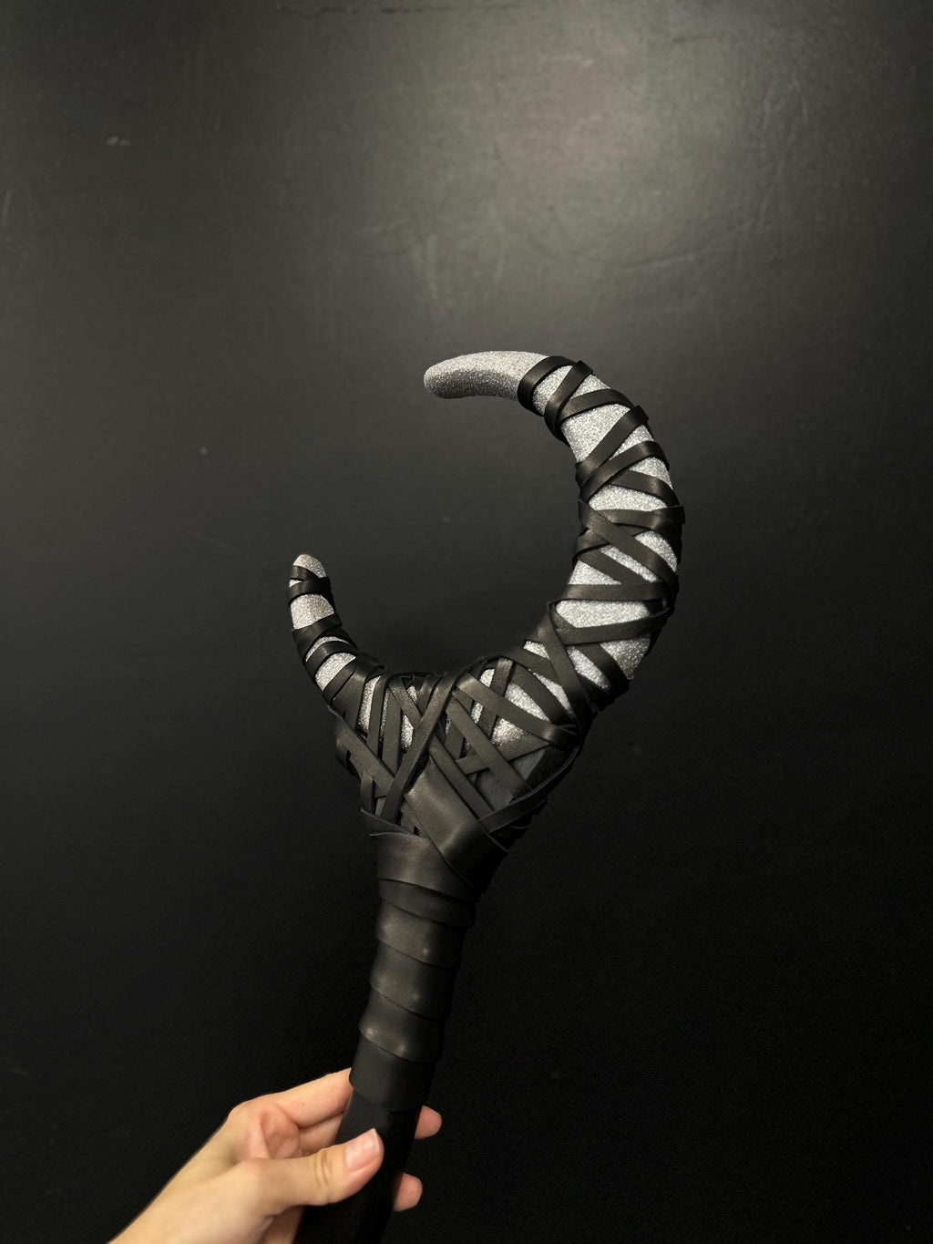 Silver Crescent Moon Staff – Lunar Wizard Wand with Silver Sparkles, Wicca Ritual Prop, Druid LARP Stick, Fantasy Cosplay Weapon, Alder Wood