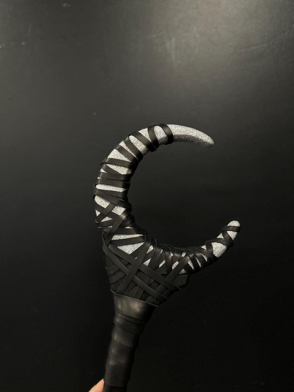 Silver Crescent Moon Staff – Lunar Wizard Wand with Silver Sparkles, Wicca Ritual Prop, Druid LARP Stick, Fantasy Cosplay Weapon, Alder Wood