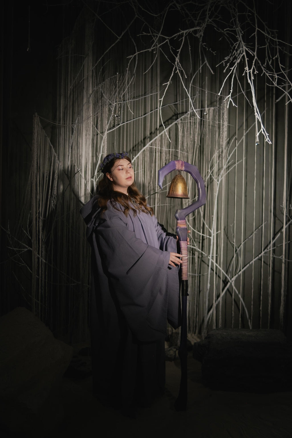 The Awakening Bell – Wizard Staff Wooden Fantasy Prop with Hanging Brass Bell, Forest Ritual Wizard Weapon, Medieval Costume Accessory