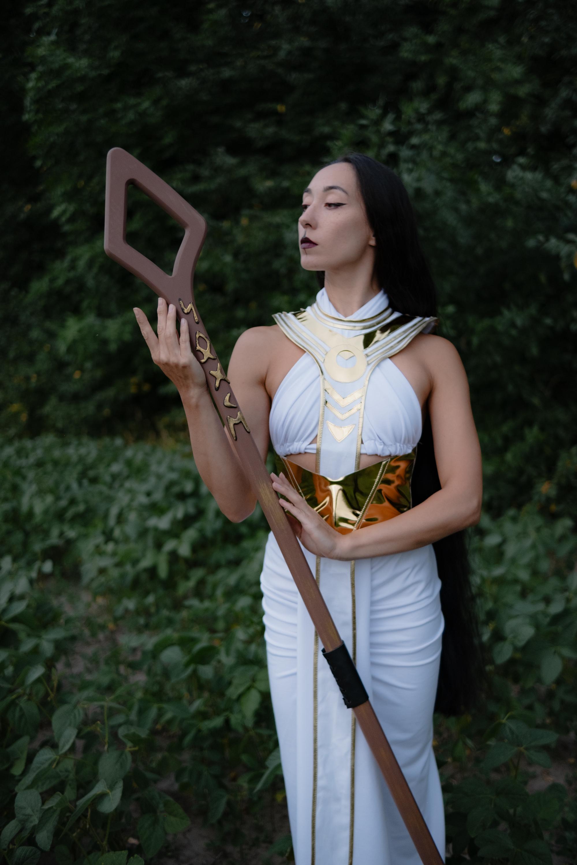 Runestone Staff "Sun" – Wooden Staff with Rune Design and Red Gemstones for Ritual & Cosplay