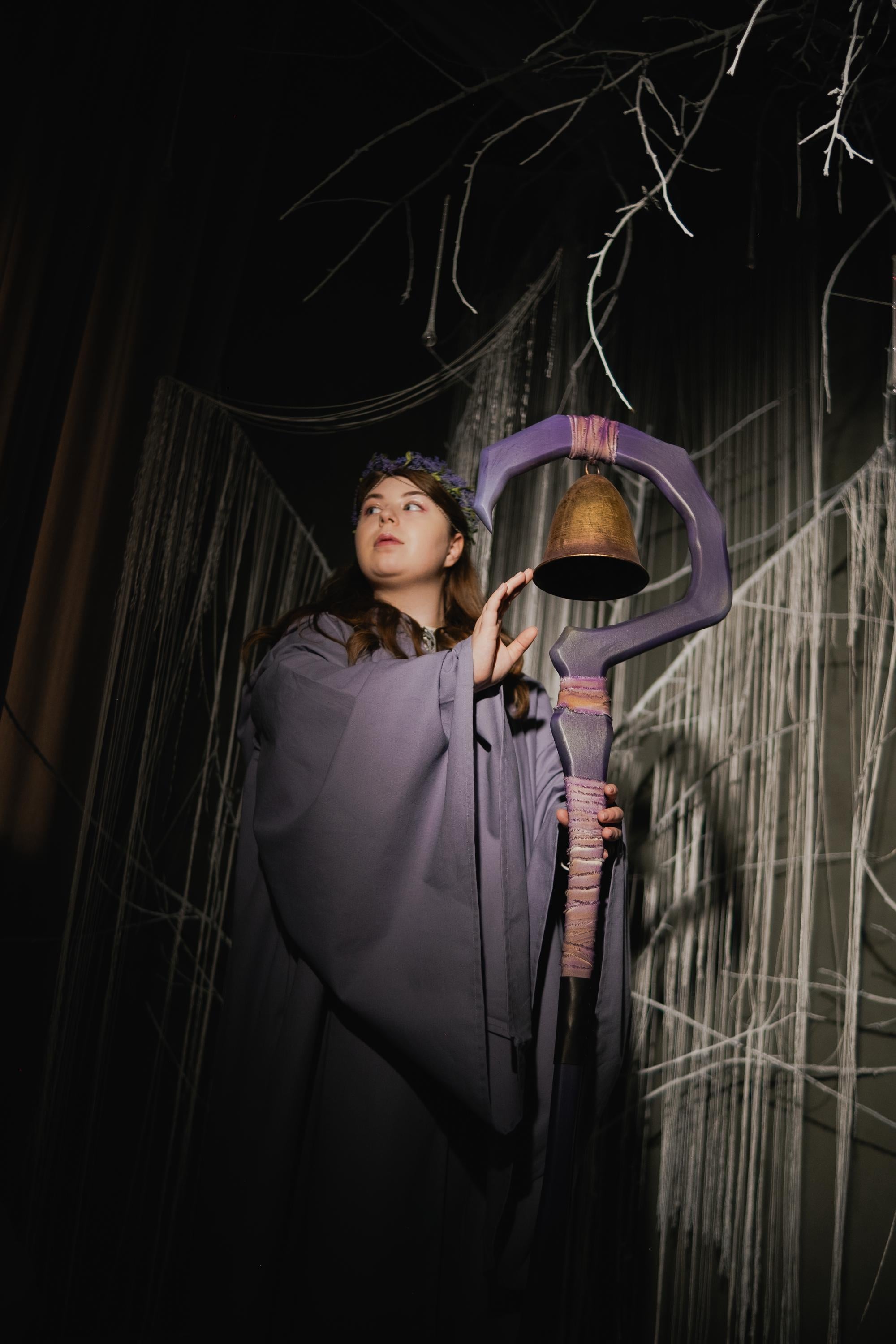 The Awakening Bell – Wizard Staff Wooden Fantasy Prop with Hanging Brass Bell, Forest Ritual Wizard Weapon, Medieval Costume Accessory