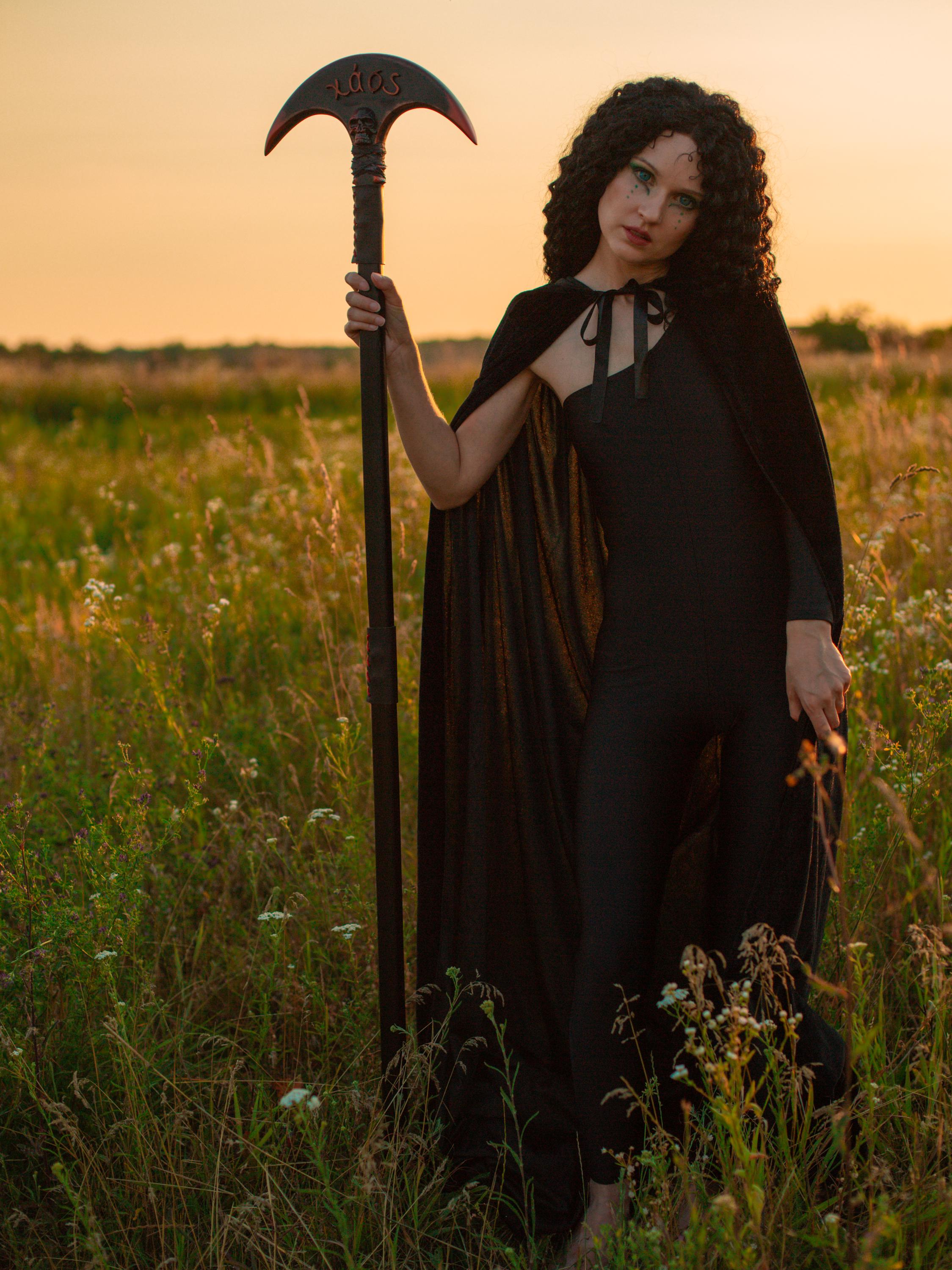 The Chaos Staff – Wooden Fantasy Staff, Dark Mystic Prop, Handcrafted Wizard Decor, Gothic Art Piece, Xaos Cosmic Ritual Staff