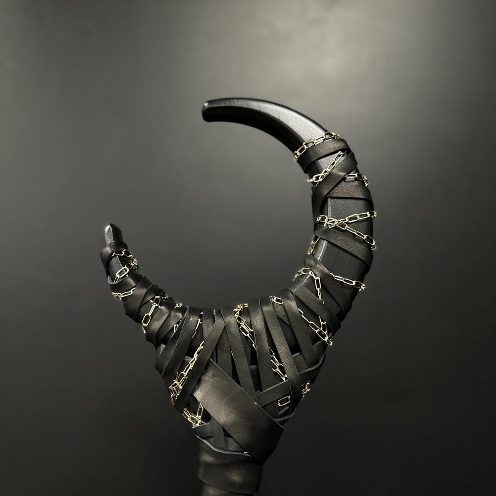 Nocturne Crescent for Dark Mage – Black Moon Staff with Golden Chain, Wooden Fantasy Prop, Handcrafted Wizard Staff, Decorative Alder Design