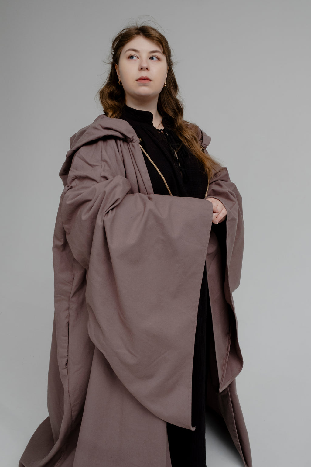 Ash Drift Set – Gray Cappuccino Cloak and Black Muslin Tunic with Soft Neutral Contrast