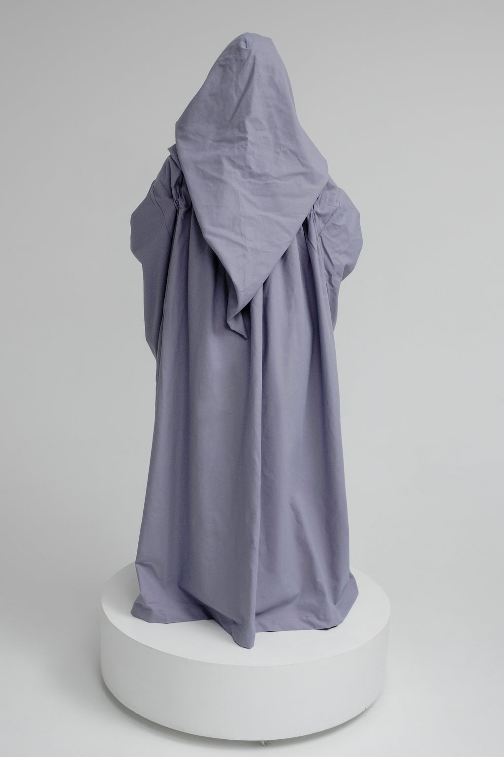 Mist Flow Cloak – Lavender Linen Hooded Cape with Soft Atmospheric Tone