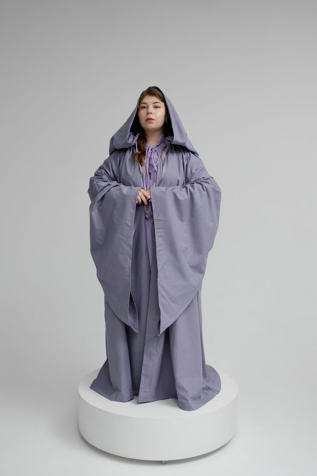 Mist Flow Cloak – Lavender Linen Hooded Cape with Soft Atmospheric Tone
