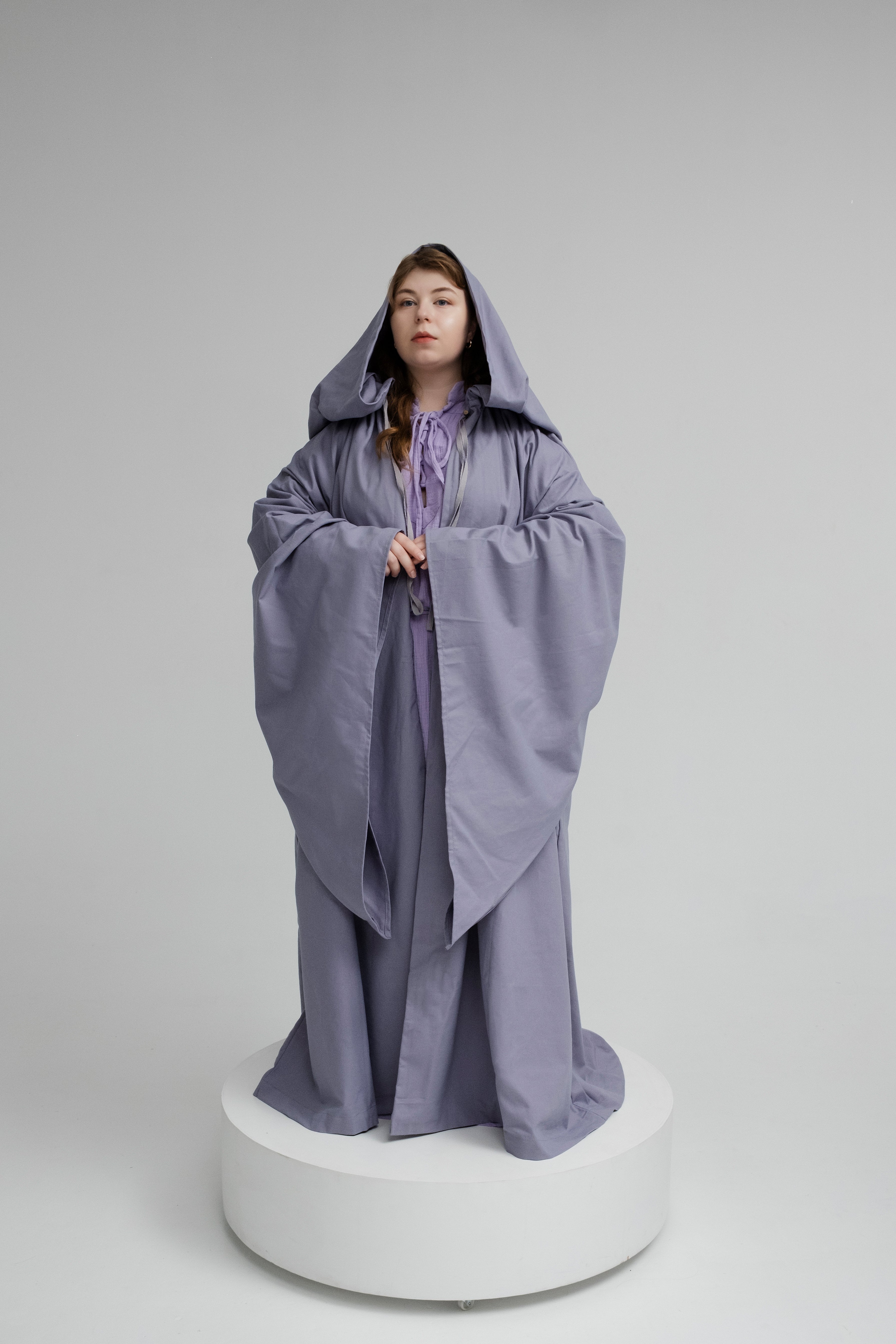 Mist Flow Cloak – Lavender Linen Hooded Cape with Soft Atmospheric Tone