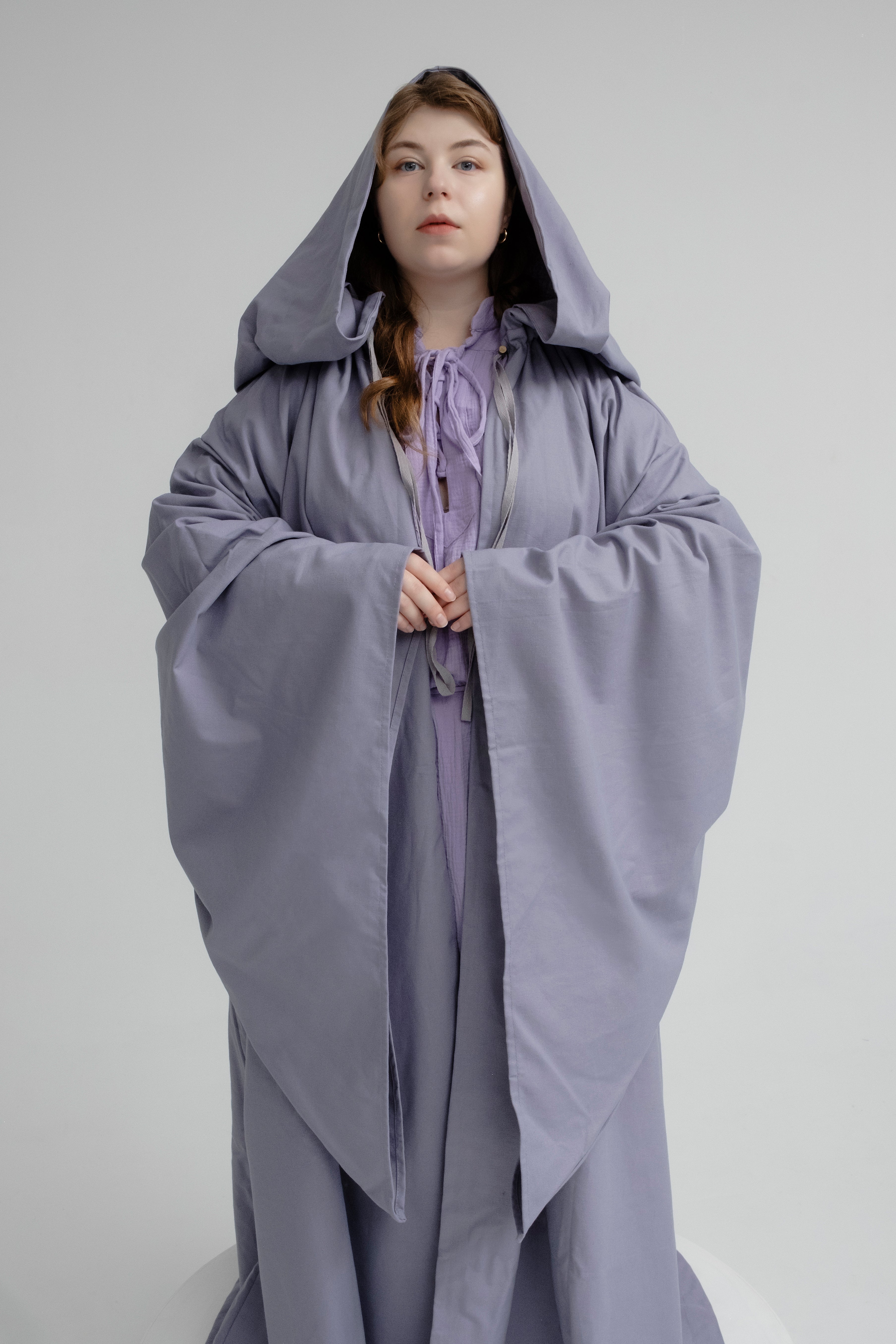 Mist Flow Cloak – Lavender Linen Hooded Cape with Soft Atmospheric Tone