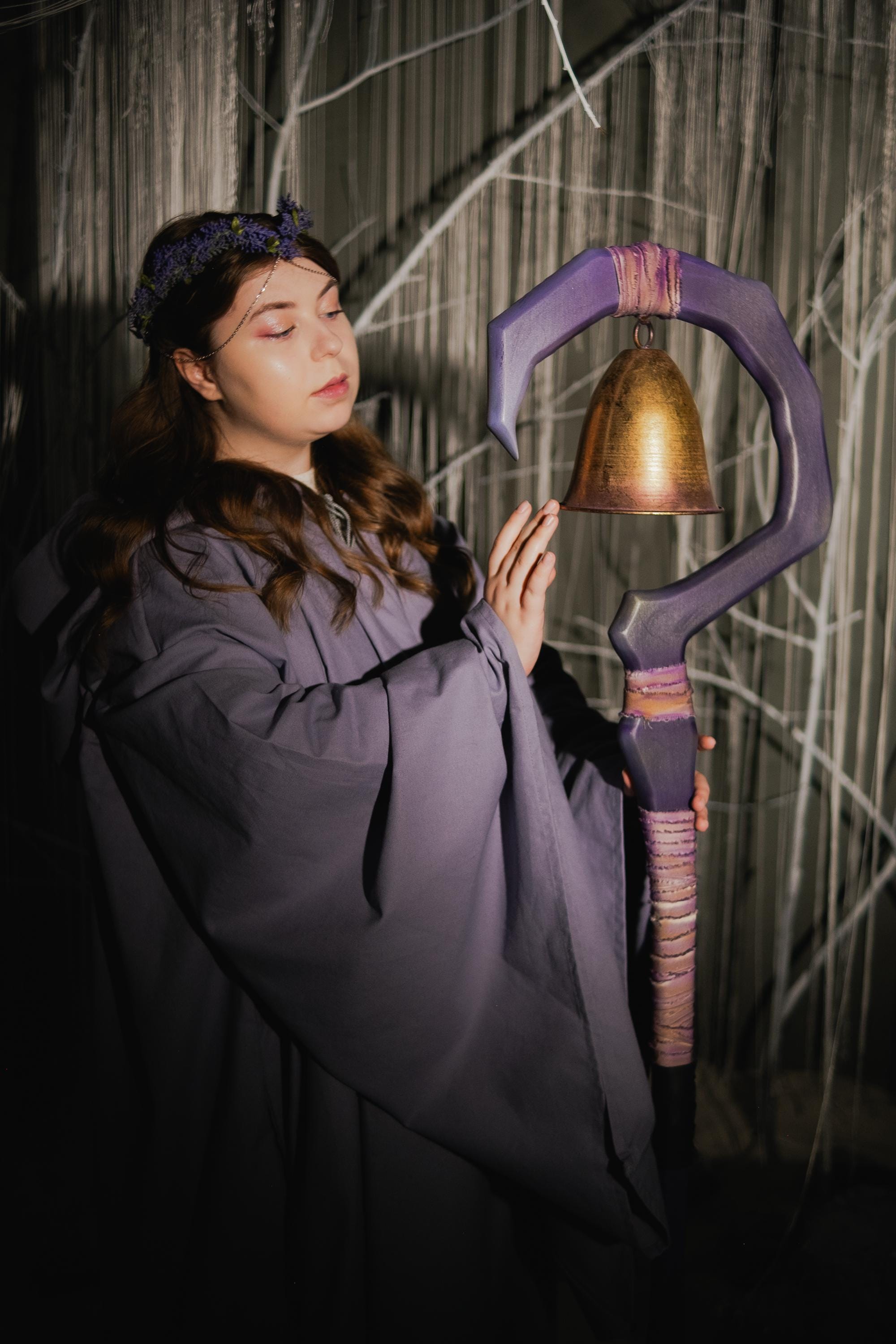 The Awakening Bell – Wizard Staff Wooden Fantasy Prop with Hanging Brass Bell, Forest Ritual Wizard Weapon, Medieval Costume Accessory