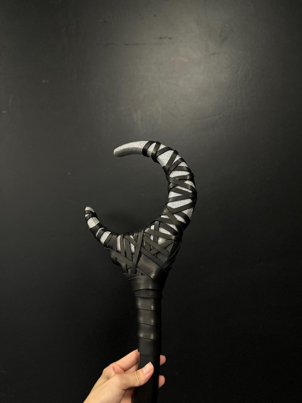 Silver Crescent Moon Staff – Lunar Wizard Wand with Silver Sparkles, Wicca Ritual Prop, Druid LARP Stick, Fantasy Cosplay Weapon, Alder Wood