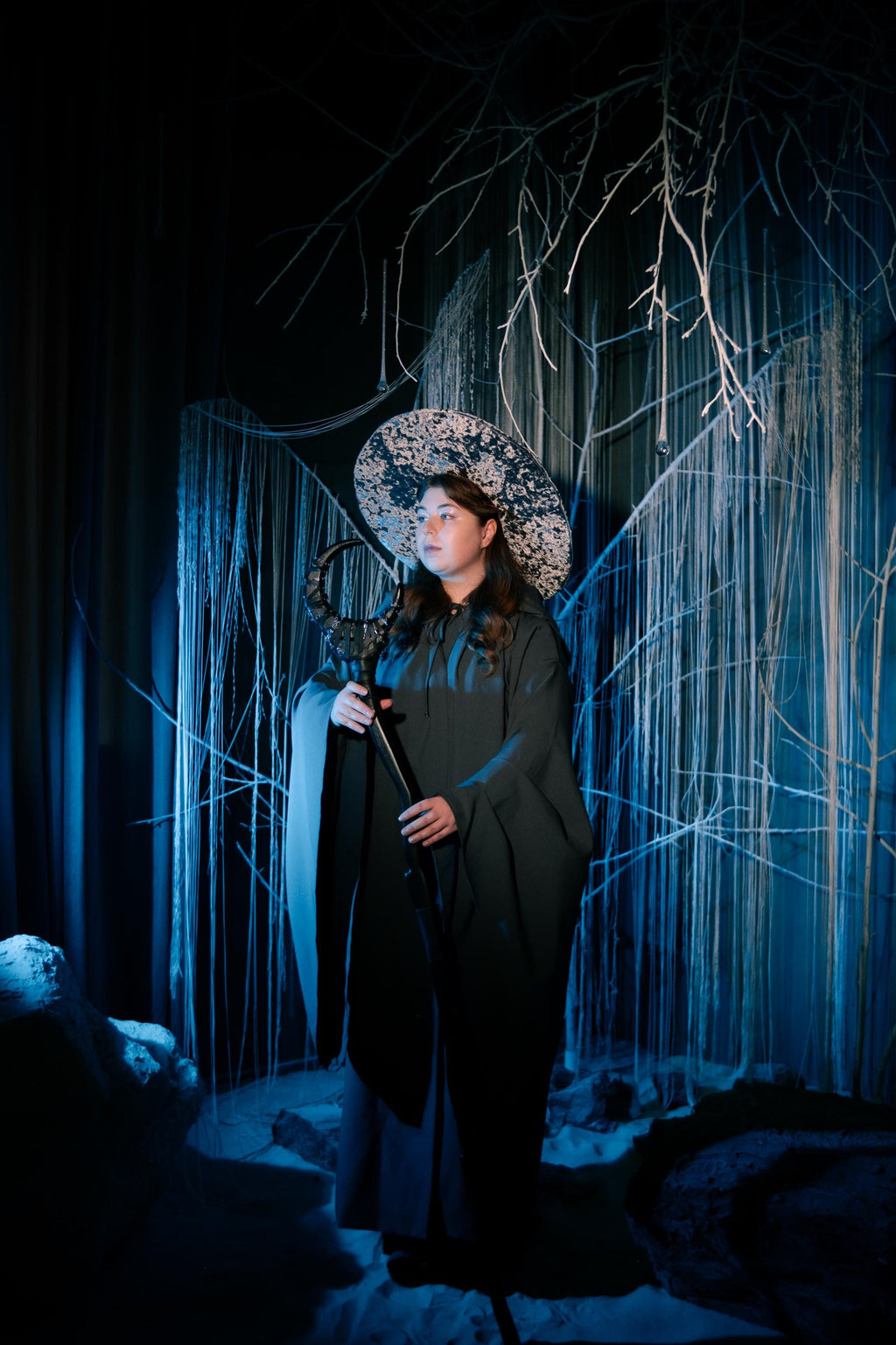 Nocturne Crescent for Dark Mage – Black Moon Staff with Golden Chain, Wooden Fantasy Prop, Handcrafted Wizard Staff, Decorative Alder Design