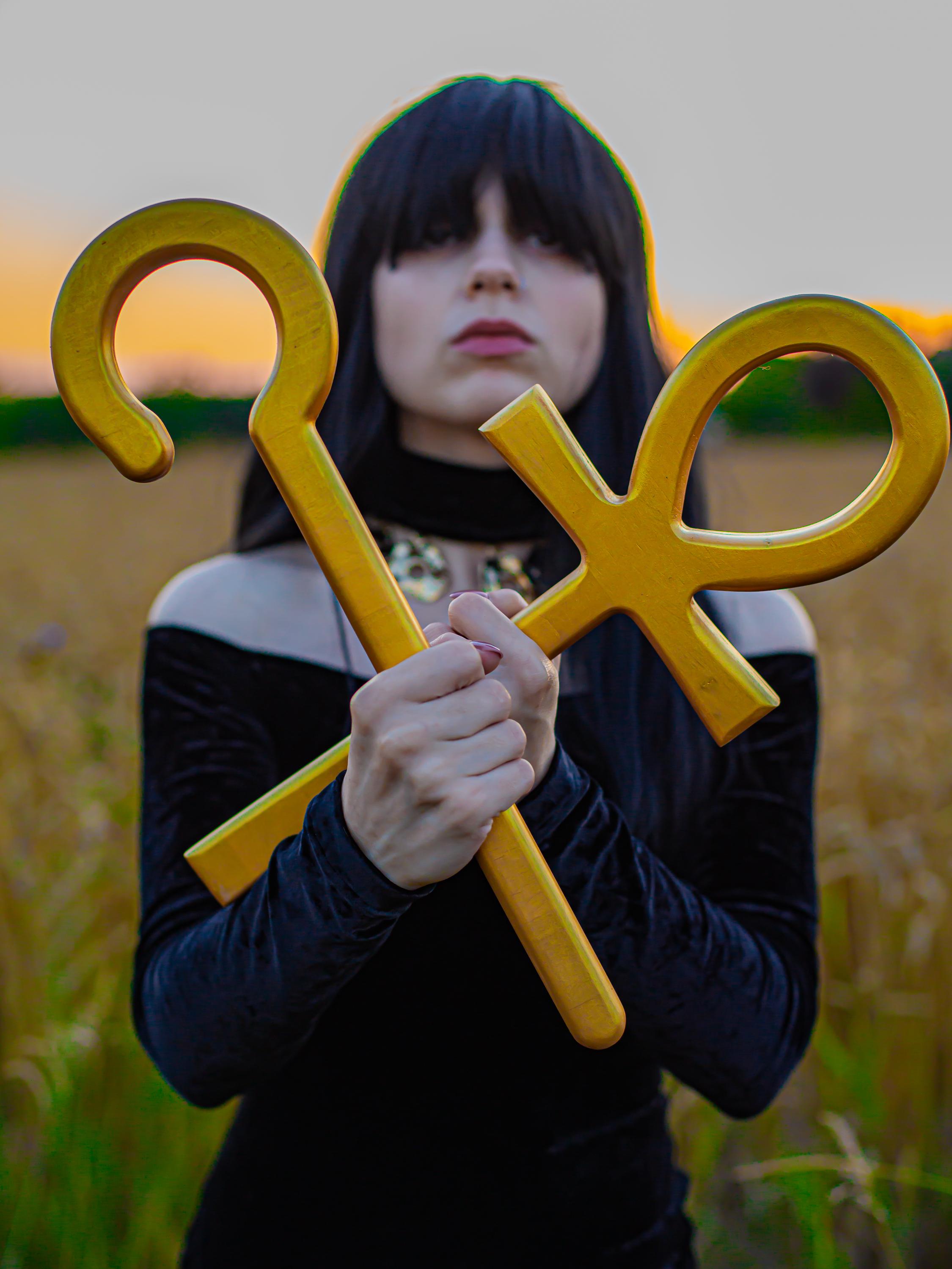 Golden Ankh and Crook Set – Pair of Egypt Symbols, Wooden Cross and Staff, Pharaoh Symbol Props