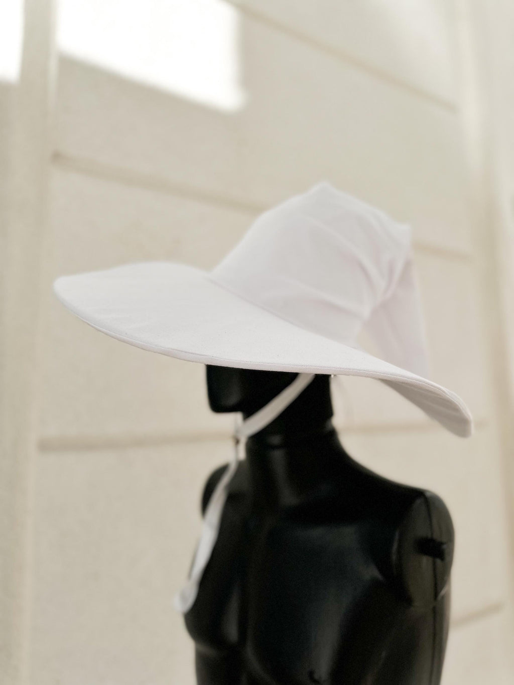 Snowfall Hat – White Wizard Hat, Handmade Medieval Fantasy Hat, Elven Renaissance Costume, Custom Magic Hat, White Pointed Cosplay Accessory