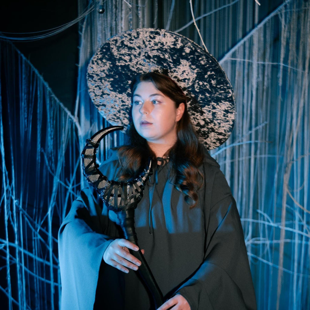 Nocturne Crescent for Dark Mage – Black Moon Staff with Golden Chain, Wooden Fantasy Prop, Handcrafted Wizard Staff, Decorative Alder Design