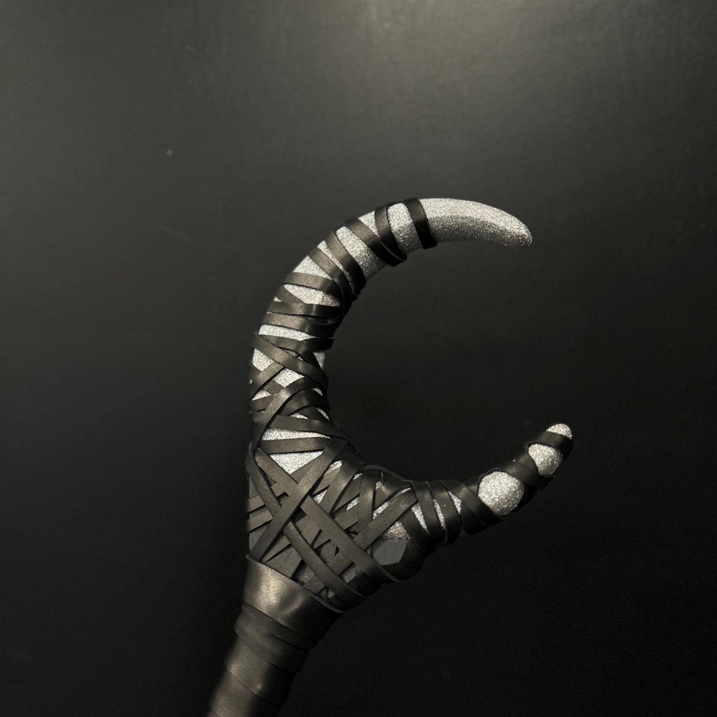 Silver Crescent Moon Staff – Lunar Wizard Wand with Silver Sparkles, Wicca Ritual Prop, Druid LARP Stick, Fantasy Cosplay Weapon, Alder Wood