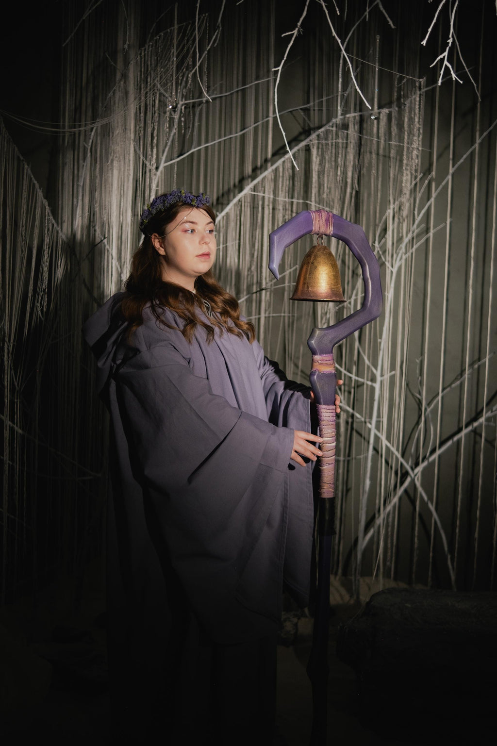 The Awakening Bell – Wizard Staff Wooden Fantasy Prop with Hanging Brass Bell, Forest Ritual Wizard Weapon, Medieval Costume Accessory