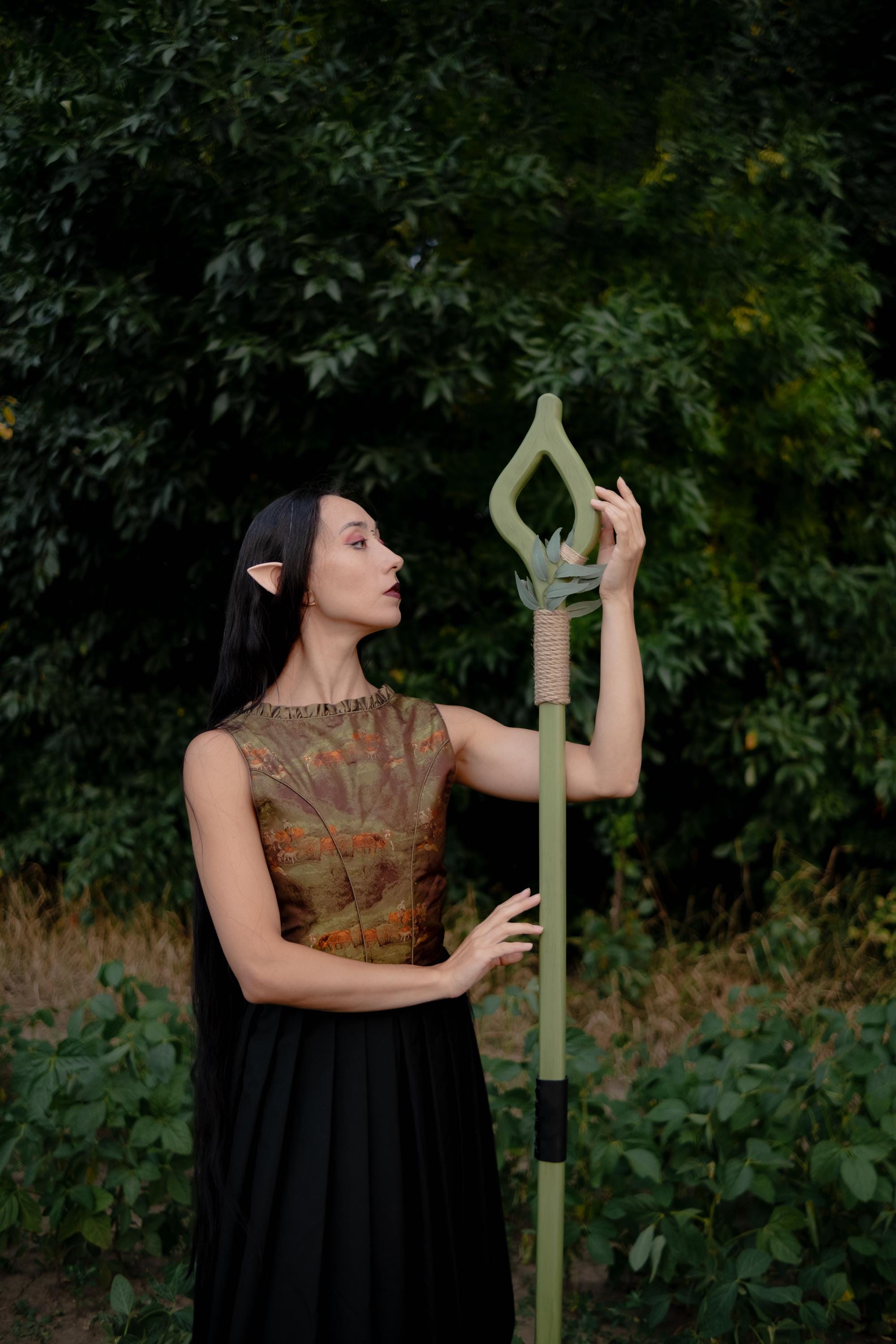 Druid Staff Eye of the Grove – Handmade Wooden Nature Staff with Faux Leaves, Nature Staff for LARP & Cosplay, Ritual