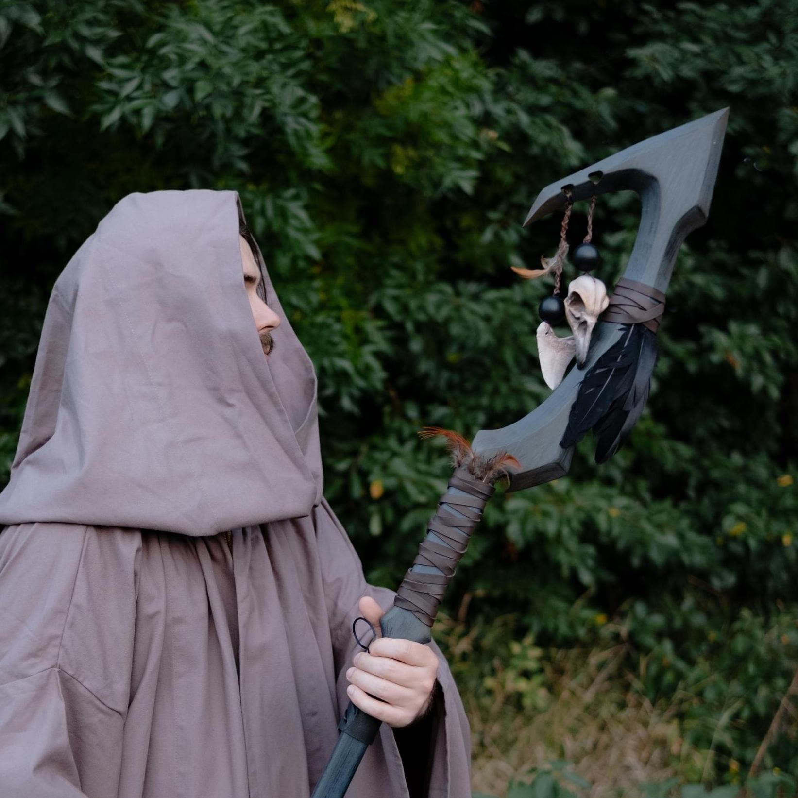 Raven Shaman Staff – Dark Fantasy Cosplay Fantasy Prop with Feathers, Skulls and Wooden Beads
