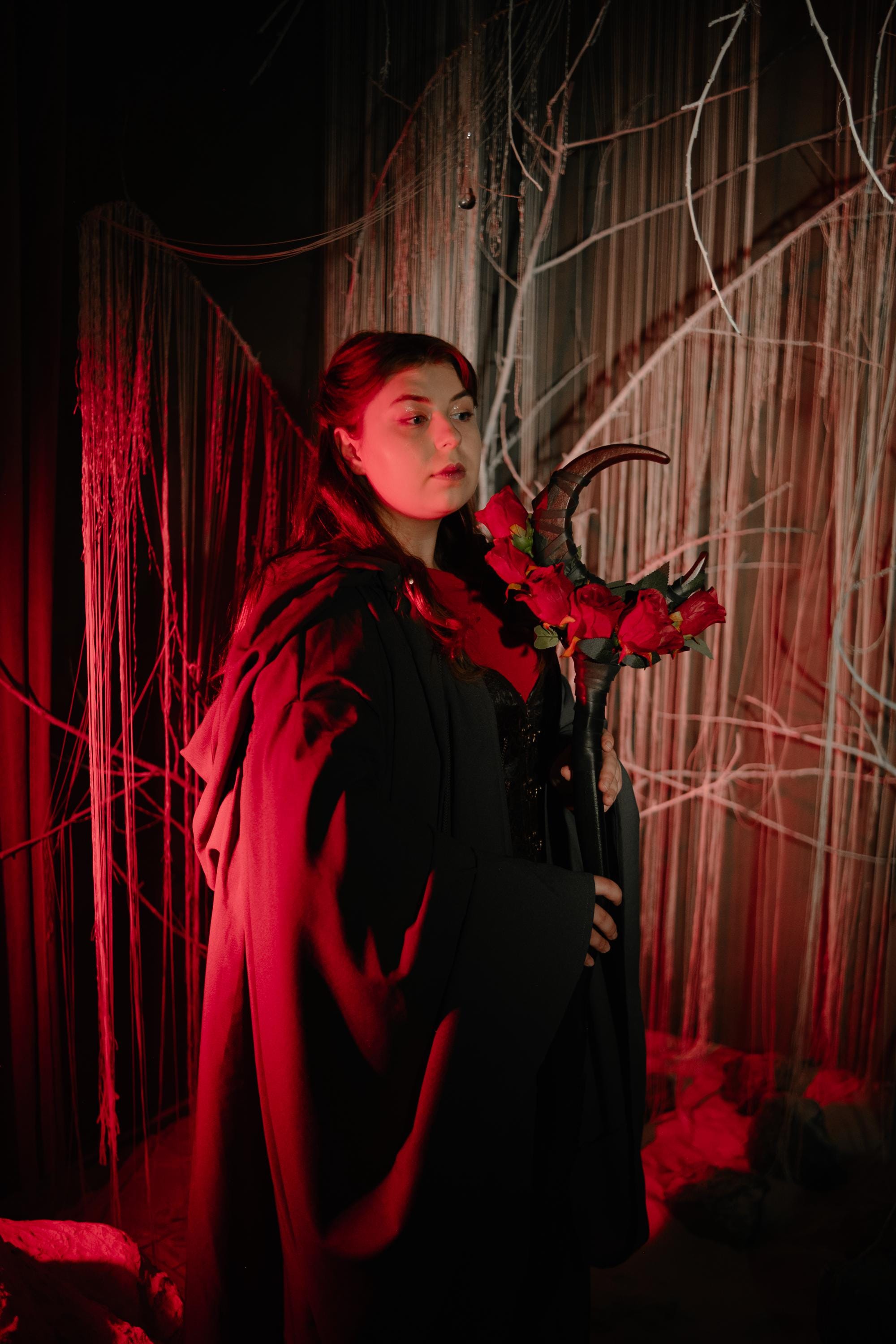 Rosebud Burgundy Crescent Staff – Scarlet Lunar Scepter, Crimson Moon Staff, Wooden Cosplay Prop, Handcrafted Wizard Decorative Alder Stick