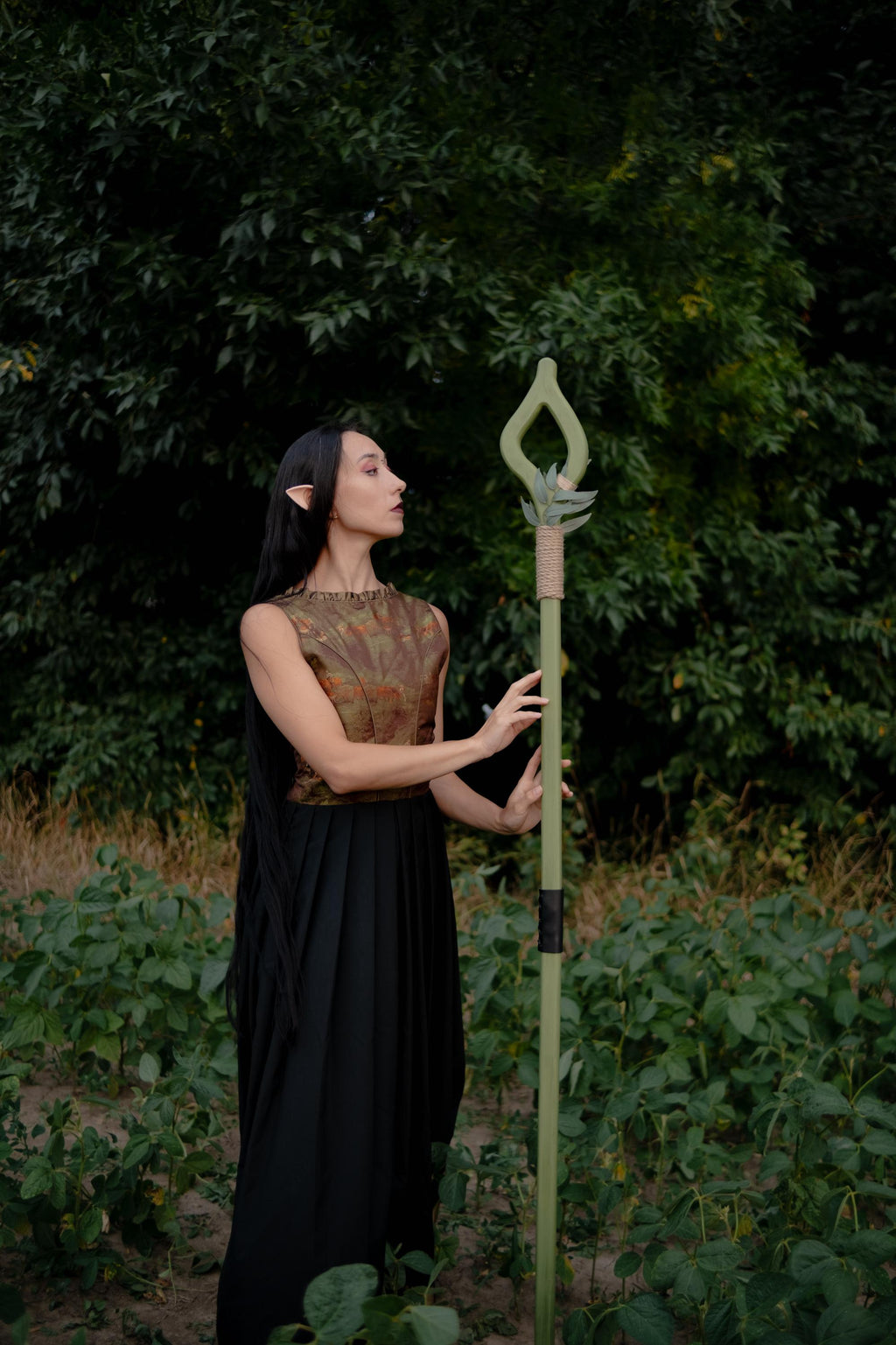 Druid Staff Eye of the Grove – Handmade Wooden Nature Staff with Faux Leaves, Nature Staff for LARP & Cosplay, Ritual