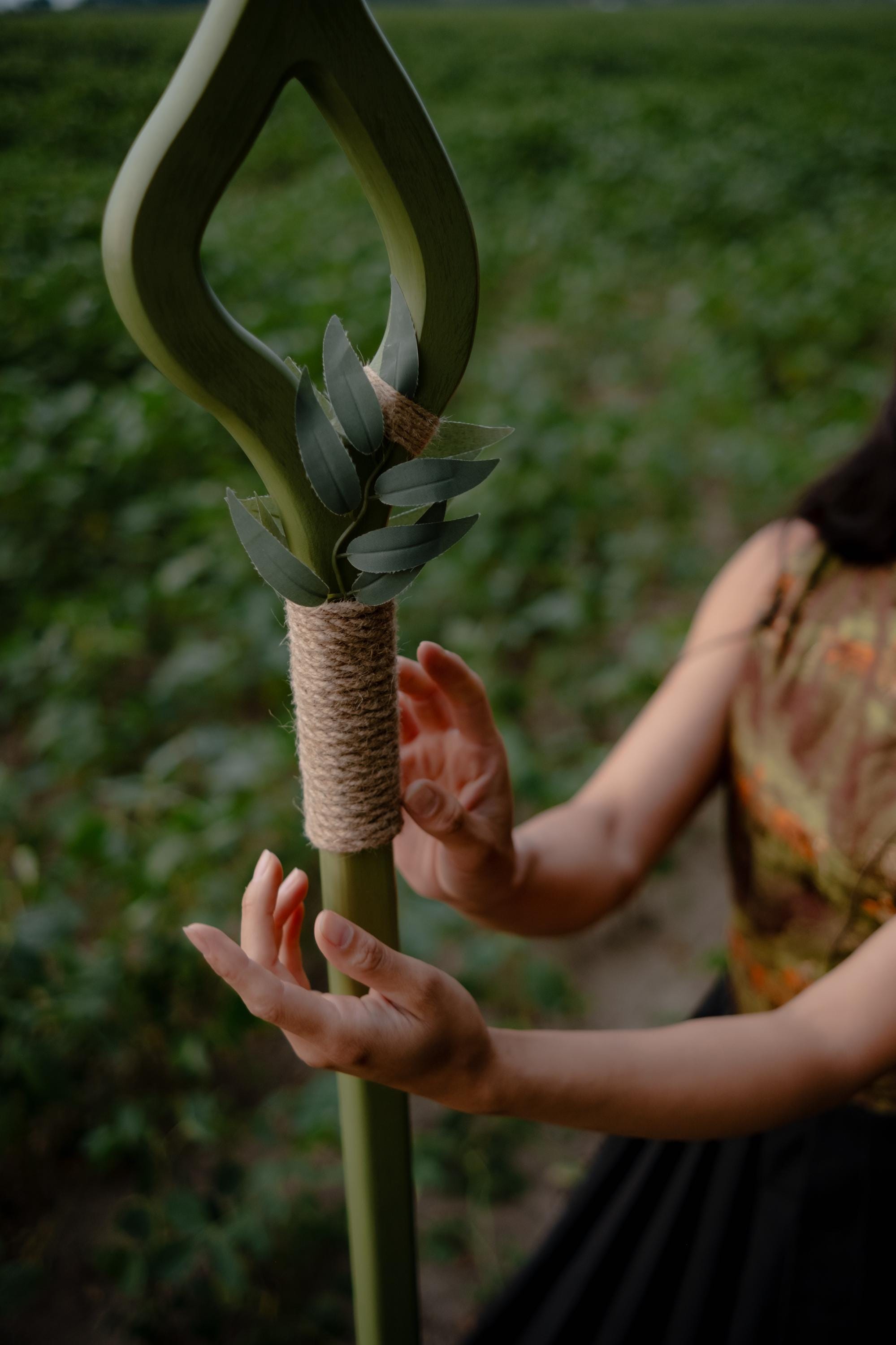 Druid Staff Eye of the Grove – Handmade Wooden Nature Staff with Faux Leaves, Nature Staff for LARP & Cosplay, Ritual