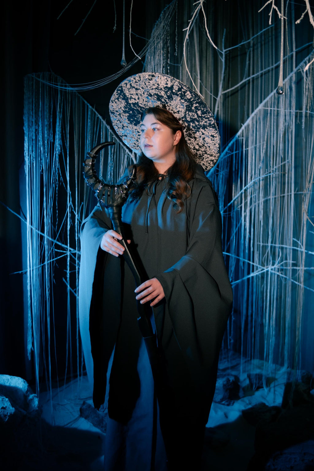 Nocturne Crescent for Dark Mage – Black Moon Staff with Golden Chain, Wooden Fantasy Prop, Handcrafted Wizard Staff, Decorative Alder Design