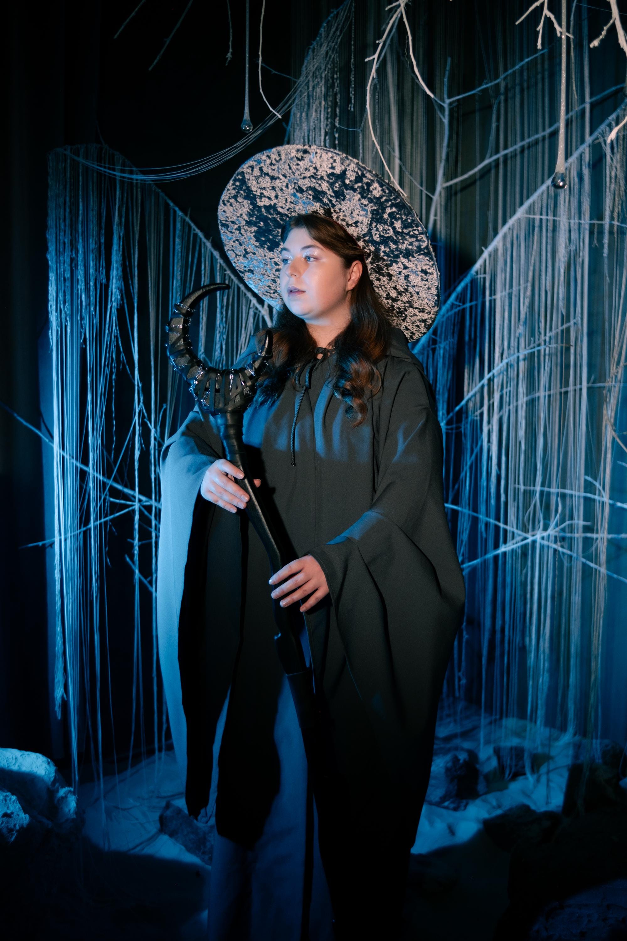 Nocturne Crescent for Dark Mage – Black Moon Staff with Golden Chain, Wooden Fantasy Prop, Handcrafted Wizard Staff, Decorative Alder Design