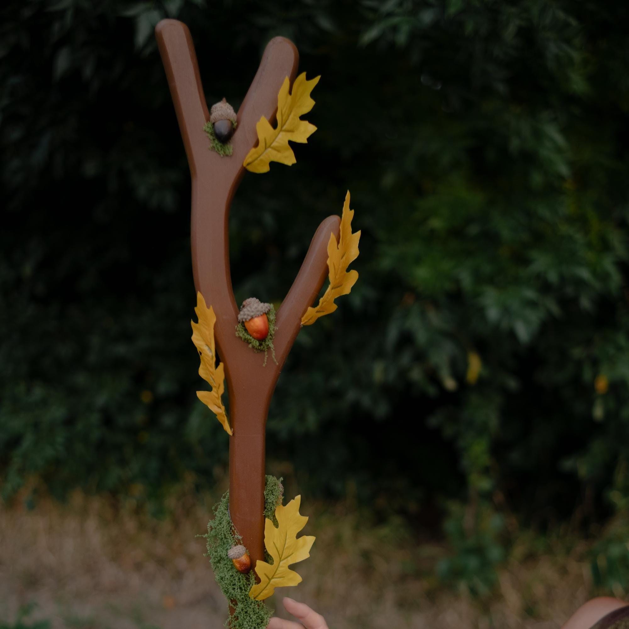 Oak Druid Staff – Fantasy Cosplay Prop with Acorns, Leaves and Moss, Wooden LARP Nature Mage Wand