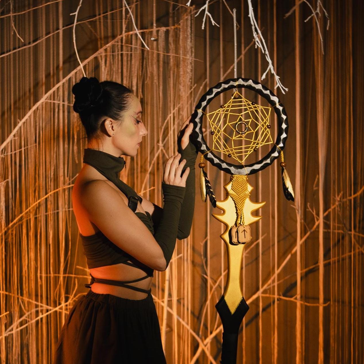 Golden Dream Catcher Staff – Wooden Fantasy Prop, Mystical Cosplay Stave with Feathers Sacred Web, Shamanic Prop, Tribal Design Wizard