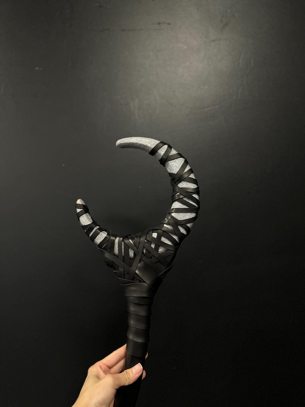 Silver Crescent Moon Staff – Lunar Wizard Wand with Silver Sparkles, Wicca Ritual Prop, Druid LARP Stick, Fantasy Cosplay Weapon, Alder Wood