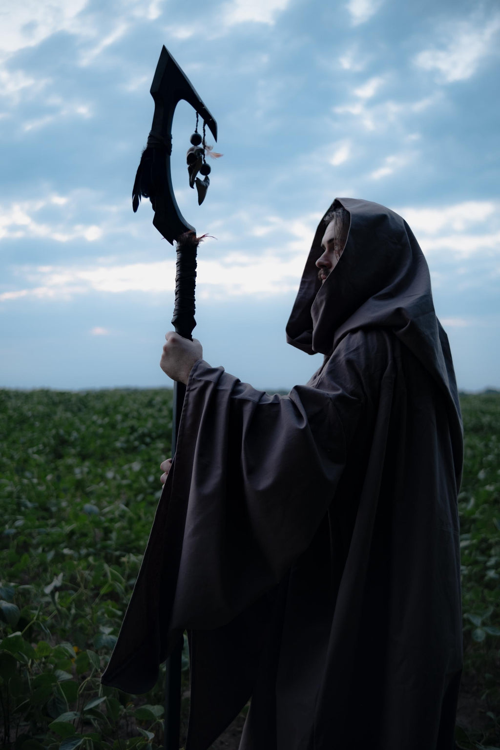 Raven Shaman Staff – Dark Fantasy Cosplay Fantasy Prop with Feathers, Skulls and Wooden Beads