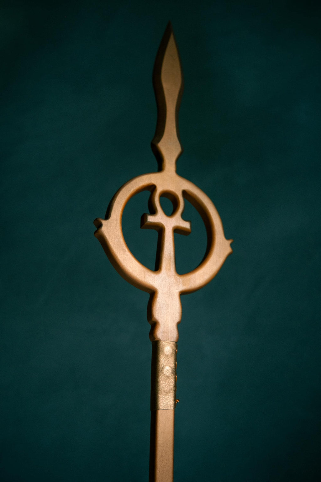 The Pharaoh’s Sun Spear – Handcrafted Wooden Egyptian Prop, Pharaoh Ritual Cane, Ancient Symbol Decor, Fantasy Costume Accessory, Ankh