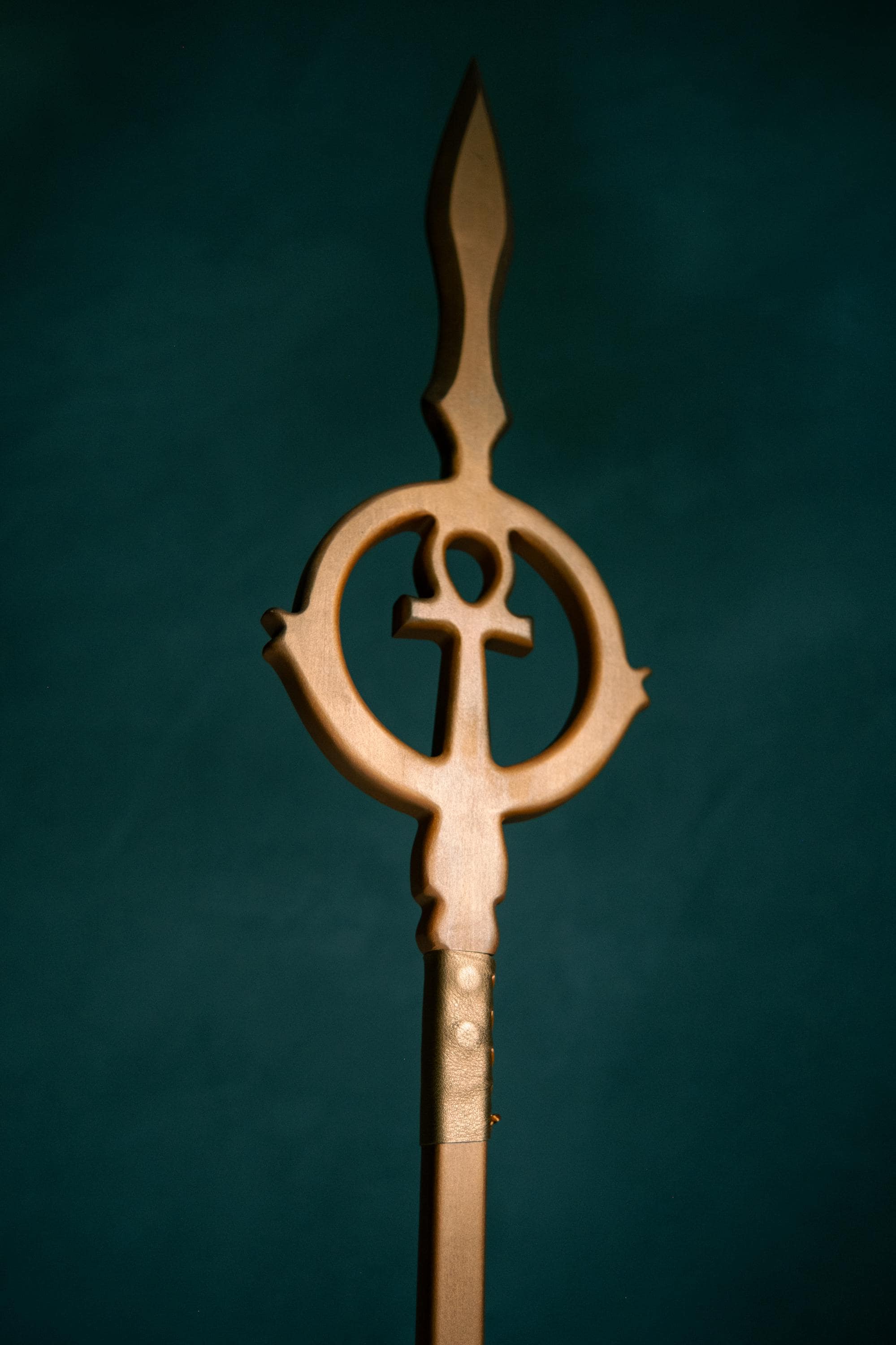 The Pharaoh’s Sun Spear – Handcrafted Wooden Egyptian Prop, Pharaoh Ritual Cane, Ancient Symbol Decor, Fantasy Costume Accessory, Ankh