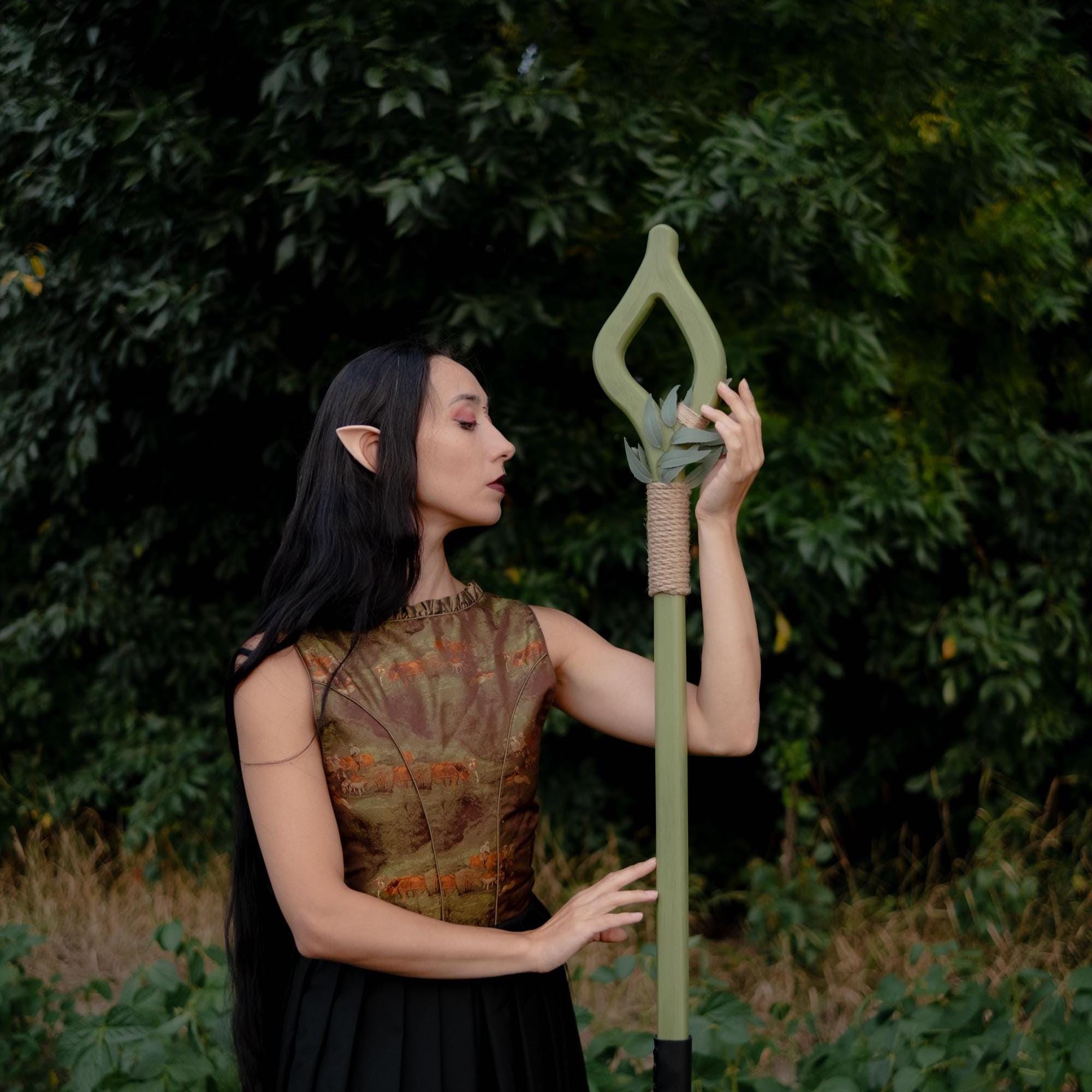 Druid Staff Eye of the Grove – Handmade Wooden Nature Staff with Faux Leaves, Nature Staff for LARP & Cosplay, Ritual