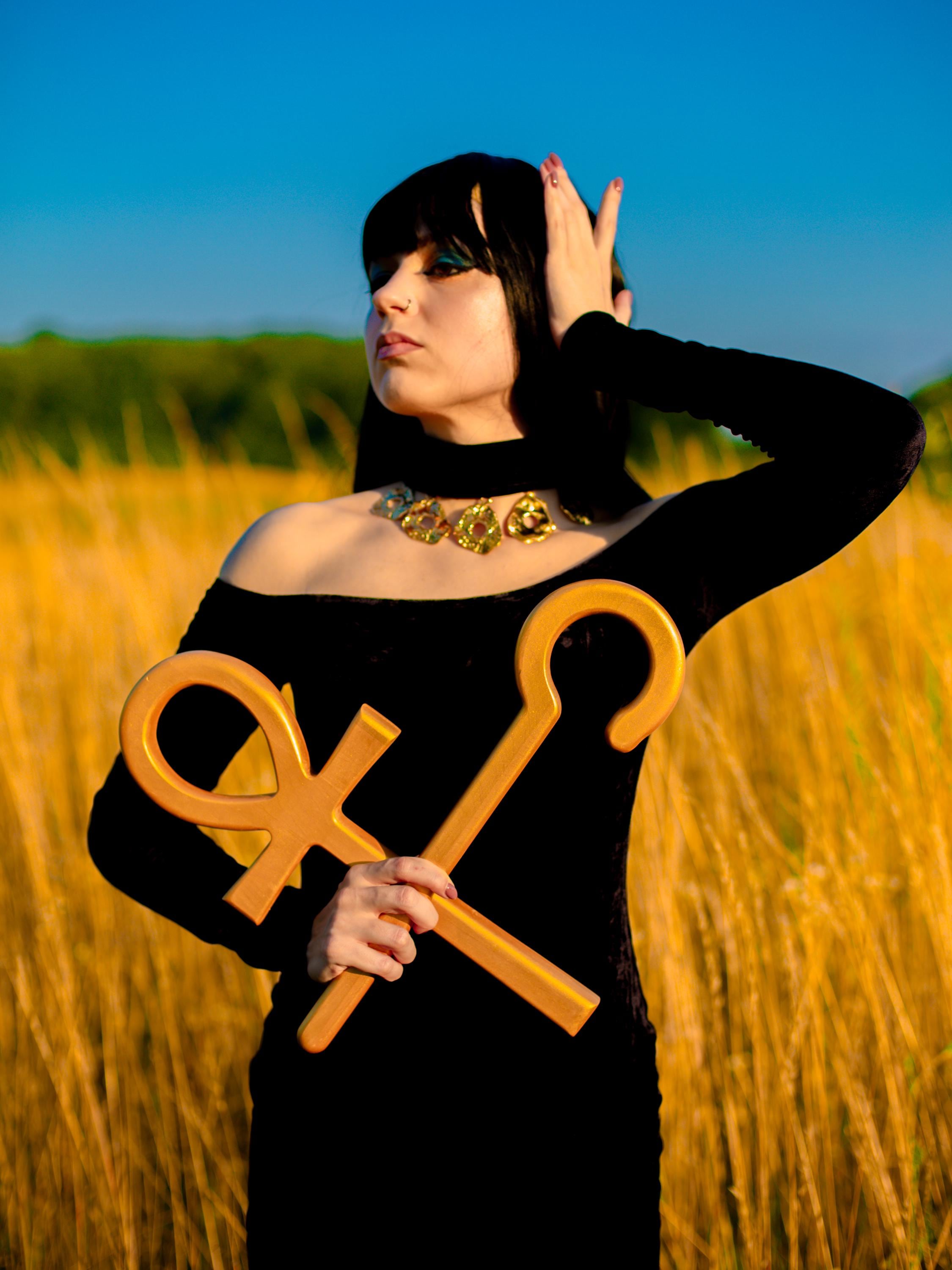 Golden Ankh and Crook Set – Pair of Egypt Symbols, Wooden Cross and Staff, Pharaoh Symbol Props