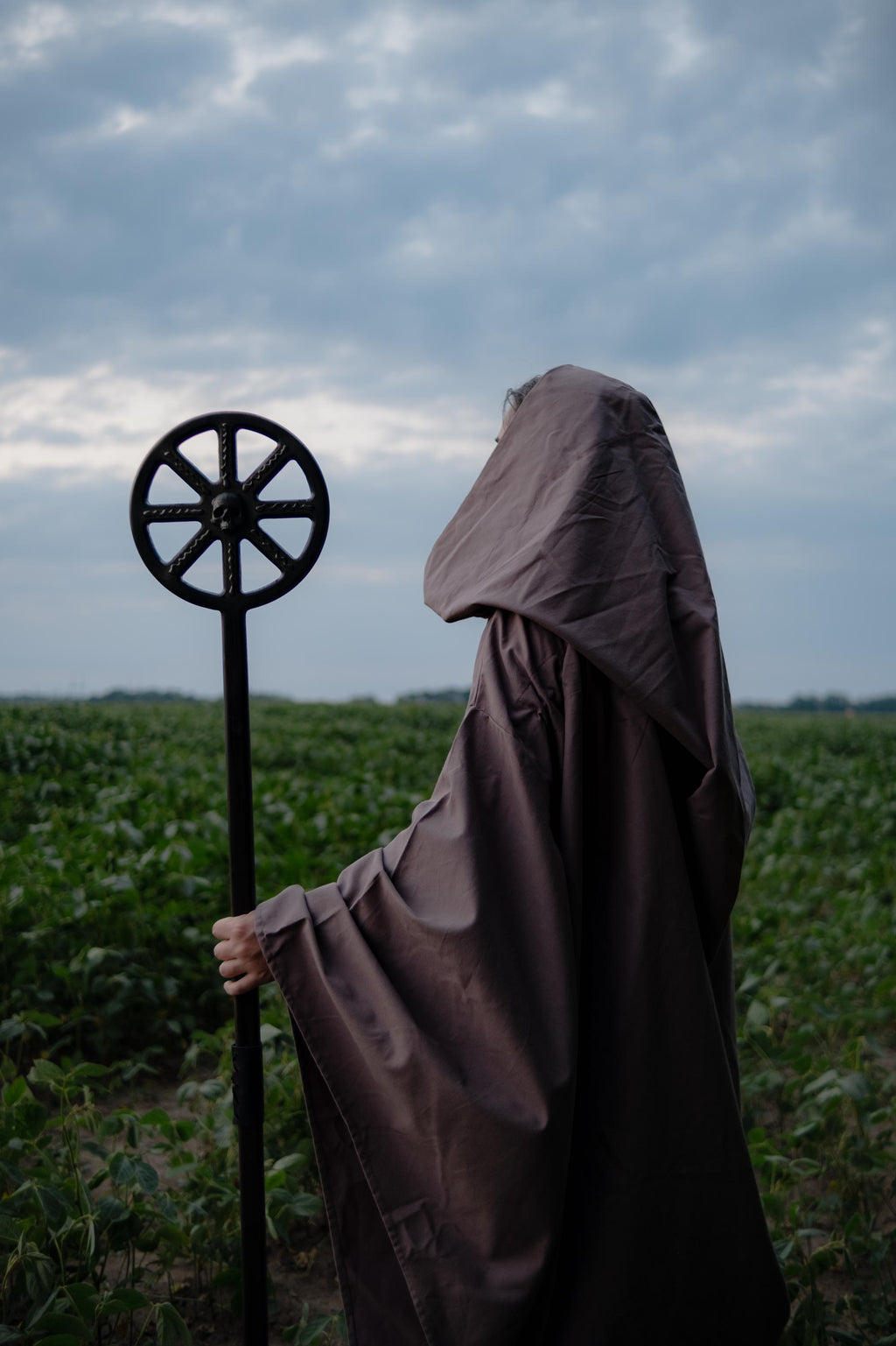 Skull Wheel Staff – Dark Ritual Wooden Prop, Sorcerer and Warlock Staff, Handcrafted Wizard Wand