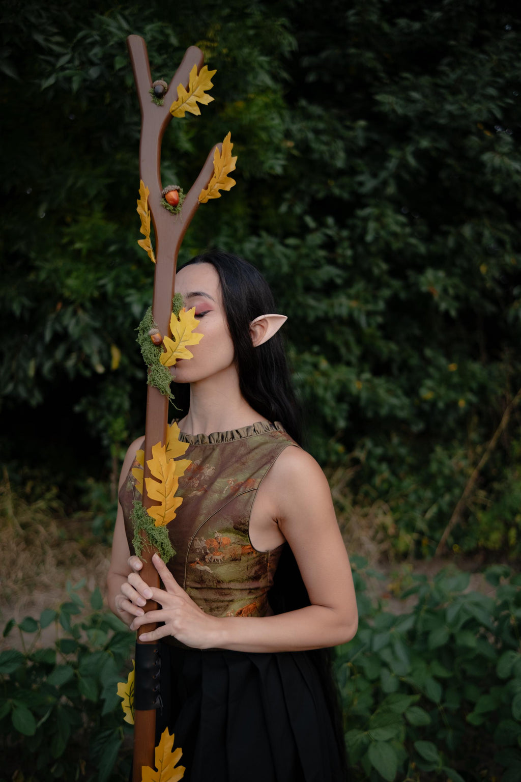 Oak Druid Staff – Fantasy Cosplay Prop with Acorns, Leaves and Moss, Wooden LARP Nature Mage Wand