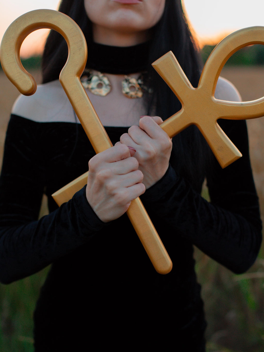 Golden Ankh and Crook Set – Pair of Egypt Symbols, Wooden Cross and Staff, Pharaoh Symbol Props