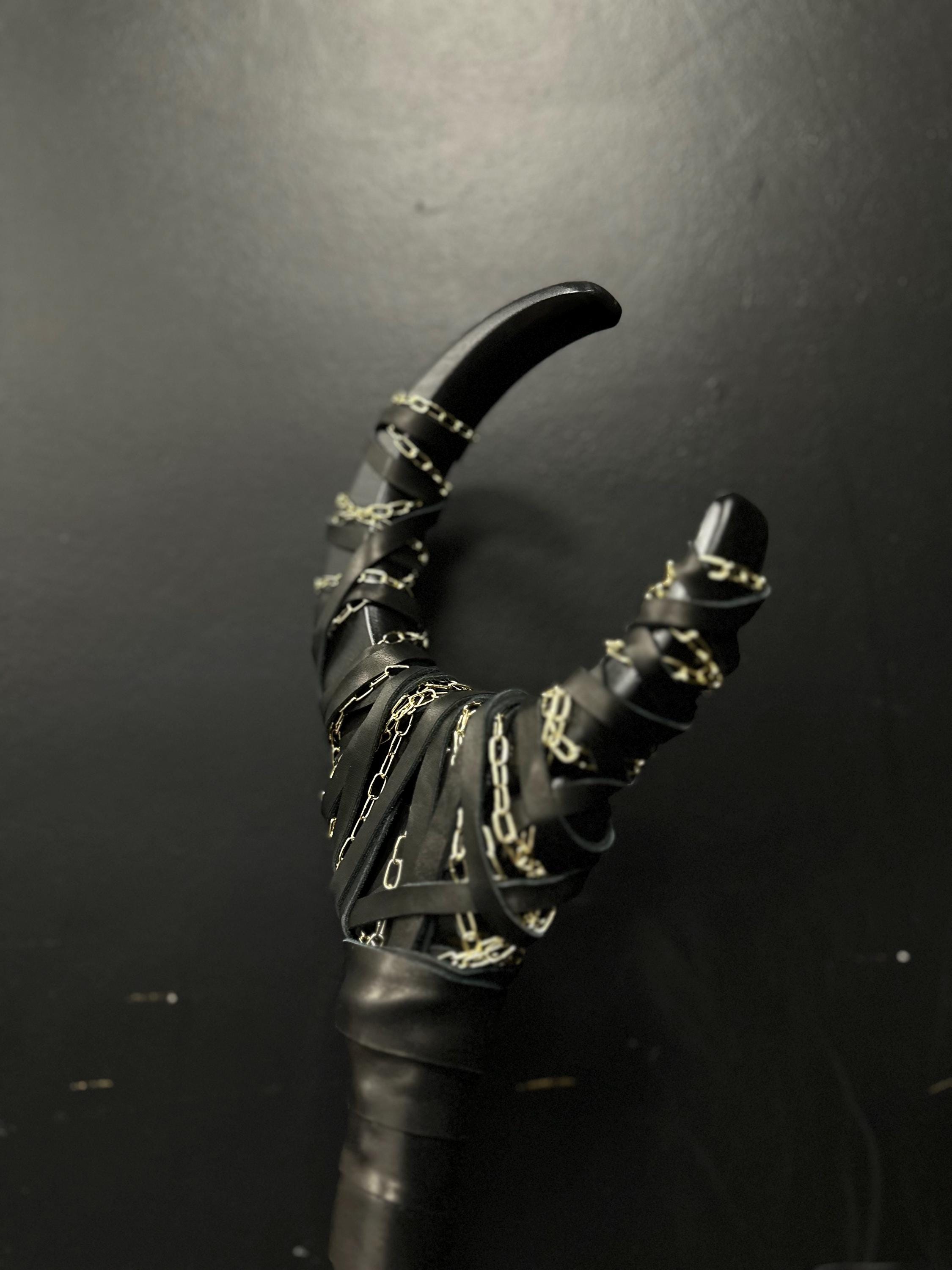 Nocturne Crescent for Dark Mage – Black Moon Staff with Golden Chain, Wooden Fantasy Prop, Handcrafted Wizard Staff, Decorative Alder Design