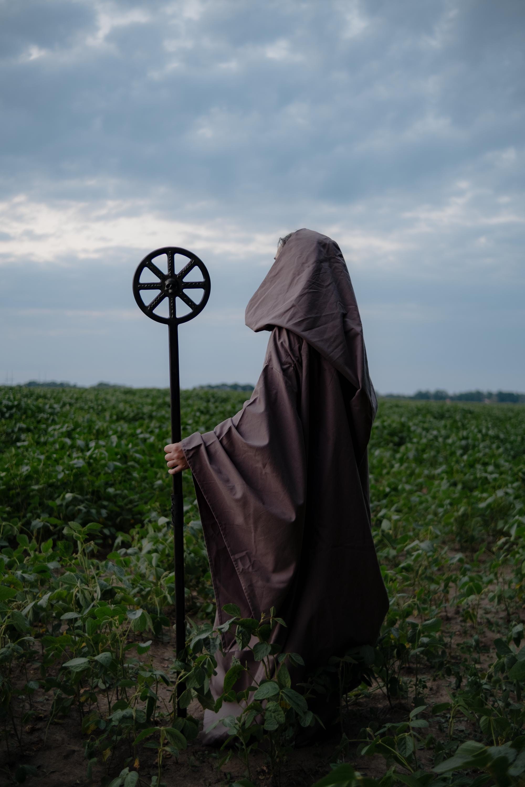 Skull Wheel Staff – Dark Ritual Wooden Prop, Sorcerer and Warlock Staff, Handcrafted Wizard Wand