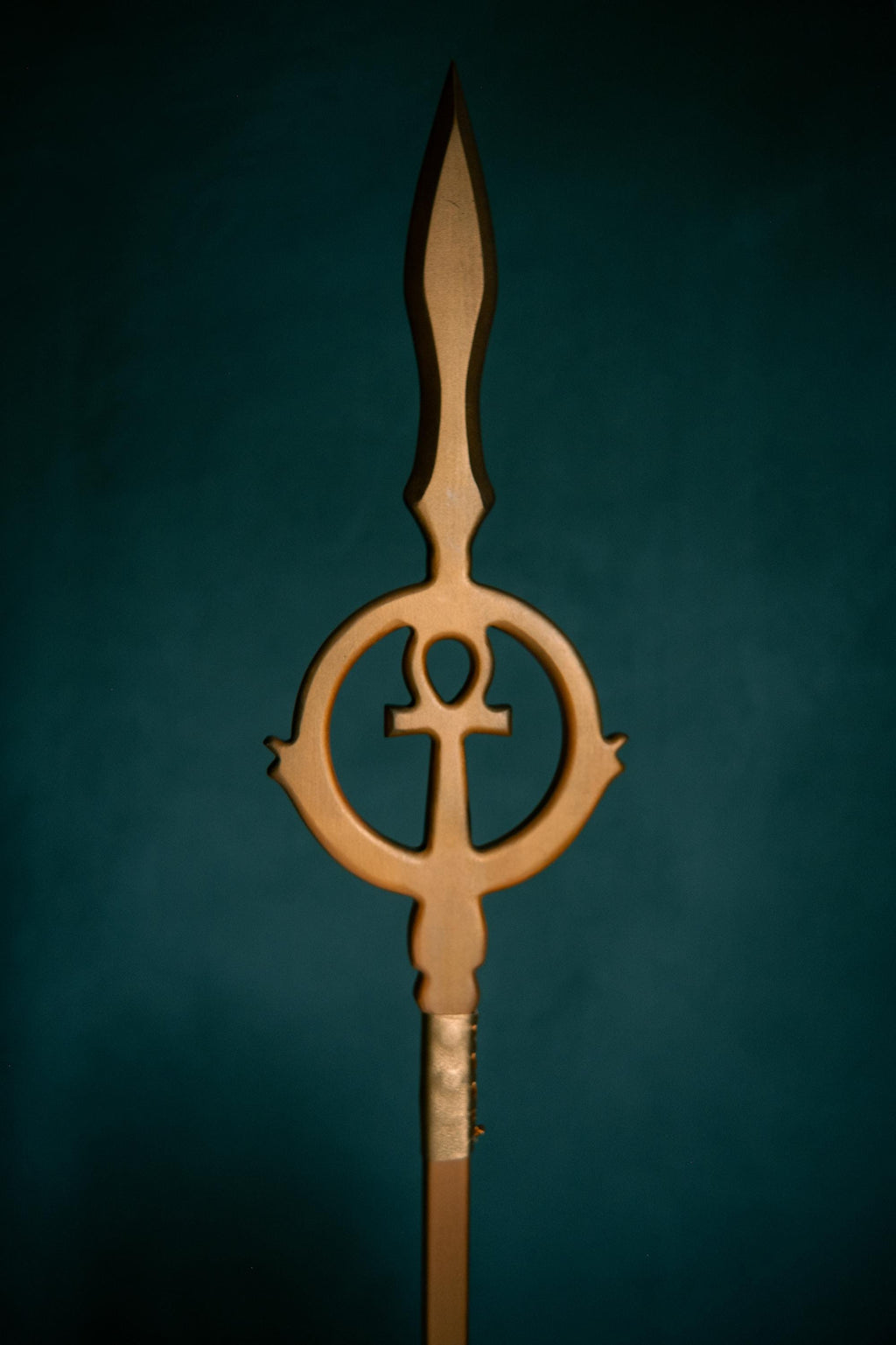 The Pharaoh’s Sun Spear – Handcrafted Wooden Egyptian Prop, Pharaoh Ritual Cane, Ancient Symbol Decor, Fantasy Costume Accessory, Ankh