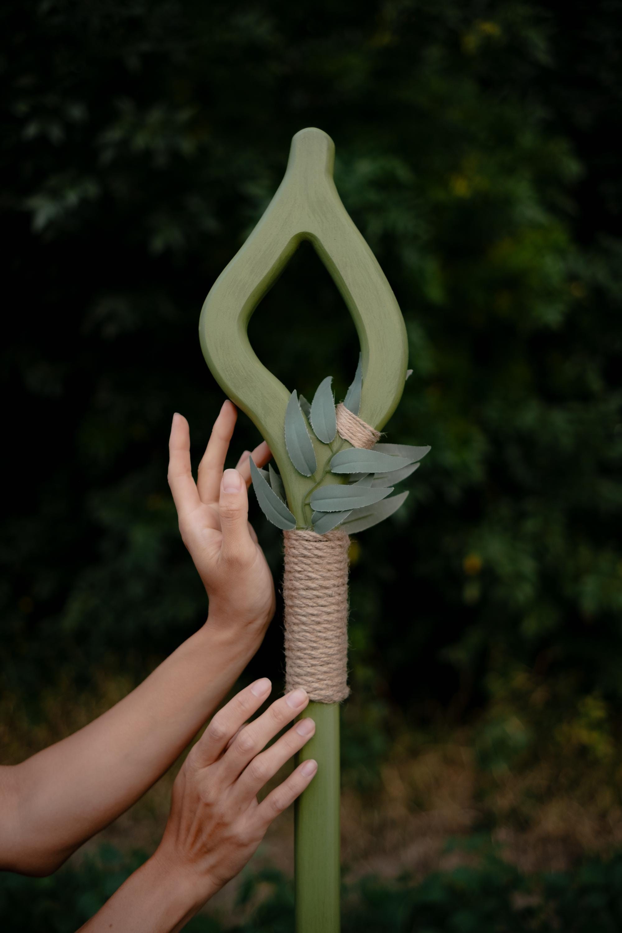 Druid Staff Eye of the Grove – Handmade Wooden Nature Staff with Faux Leaves, Nature Staff for LARP & Cosplay, Ritual