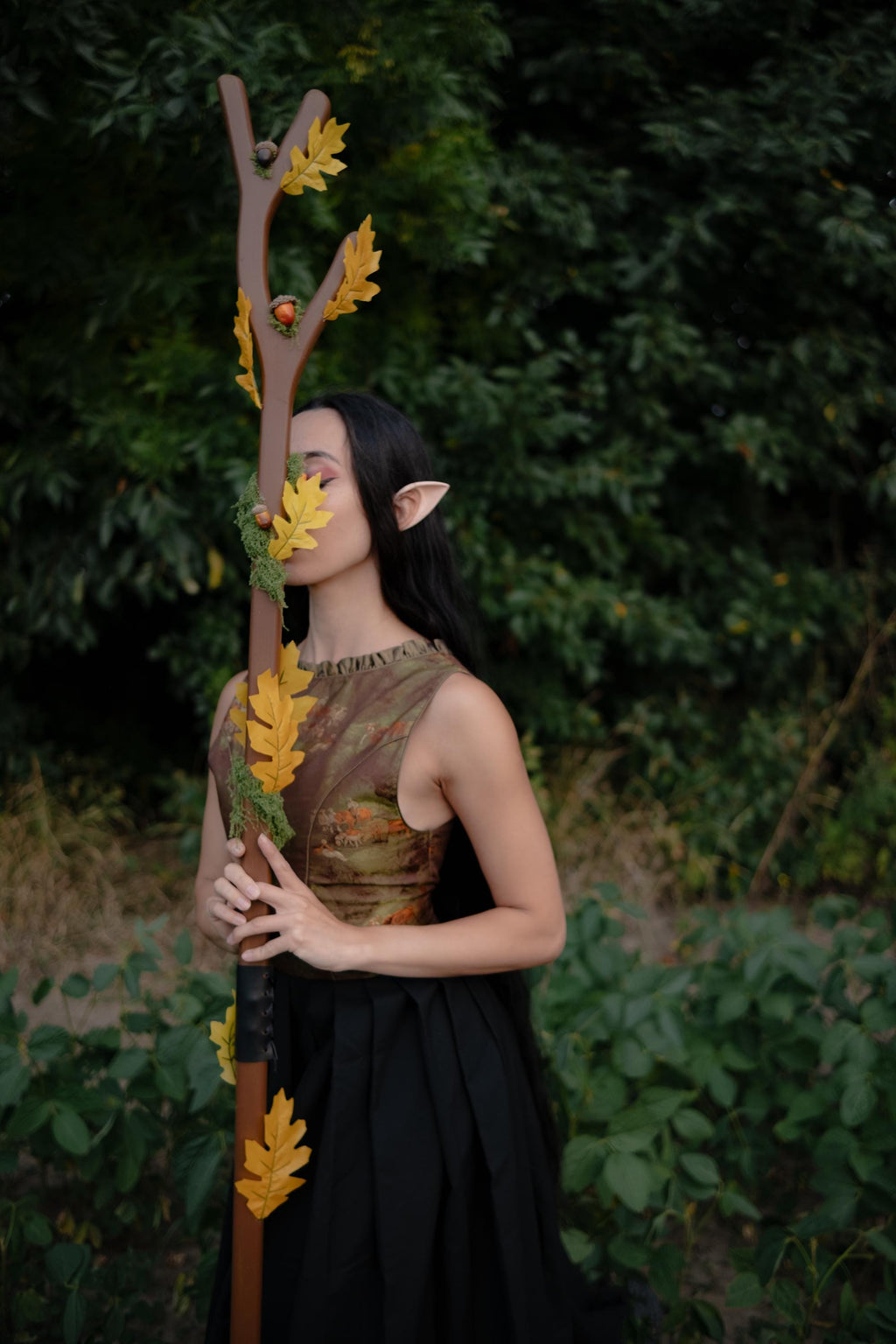 Oak Druid Staff – Fantasy Cosplay Prop with Acorns, Leaves and Moss, Wooden LARP Nature Mage Wand