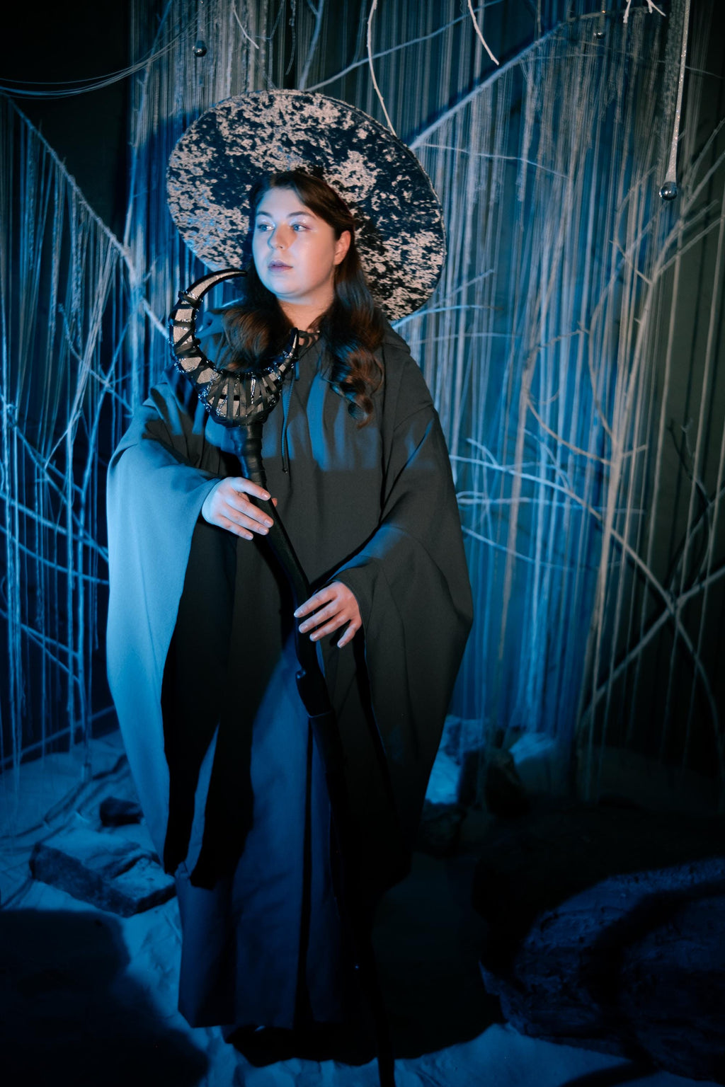 Nocturne Crescent for Dark Mage – Black Moon Staff with Golden Chain, Wooden Fantasy Prop, Handcrafted Wizard Staff, Decorative Alder Design