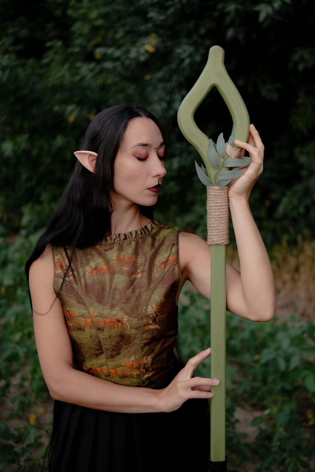 Druid Staff Eye of the Grove – Handmade Wooden Nature Staff with Faux Leaves, Nature Staff for LARP & Cosplay, Ritual