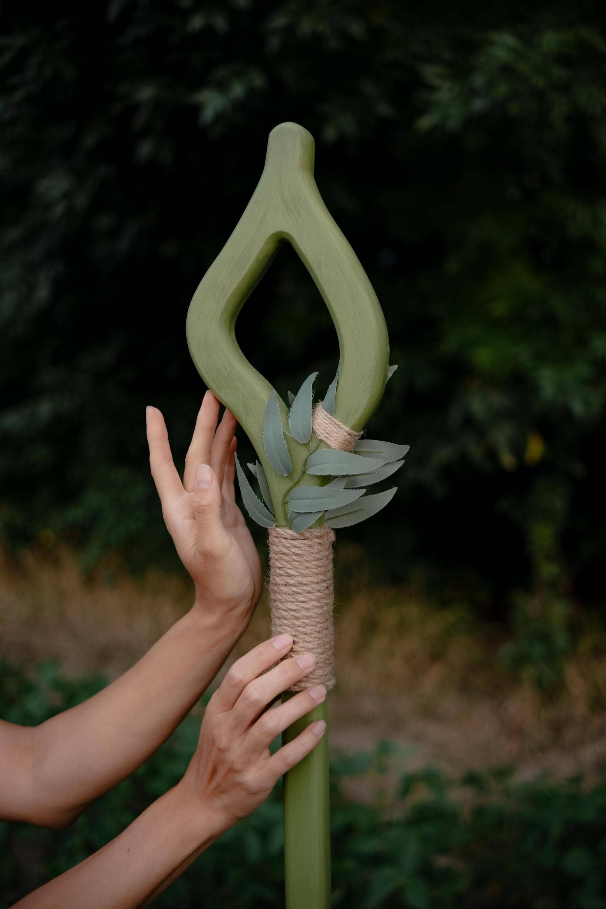 Druid Staff Eye of the Grove – Handmade Wooden Nature Staff with Faux Leaves, Nature Staff for LARP & Cosplay, Ritual