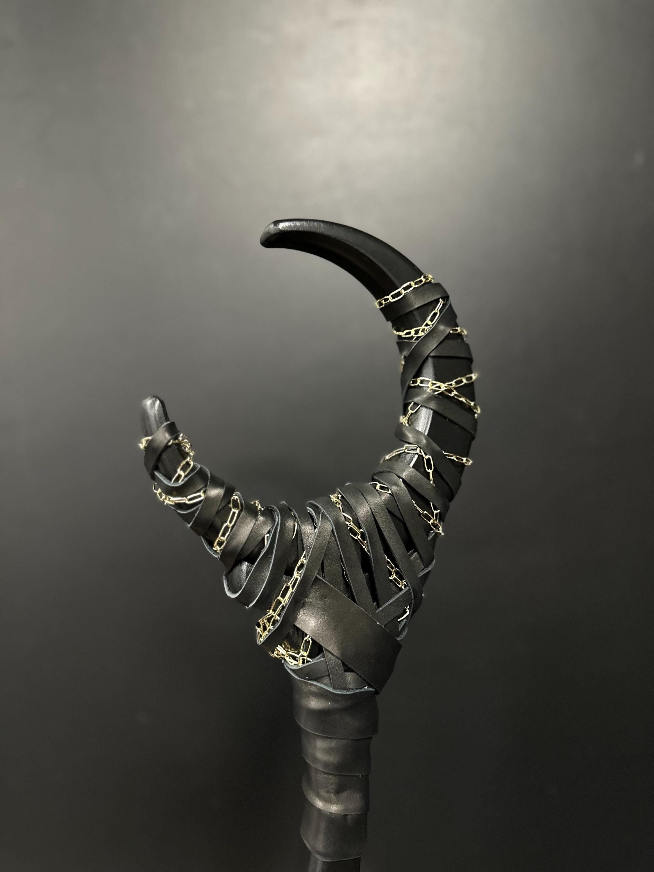 Nocturne Crescent for Dark Mage – Black Moon Staff with Golden Chain, Wooden Fantasy Prop, Handcrafted Wizard Staff, Decorative Alder Design