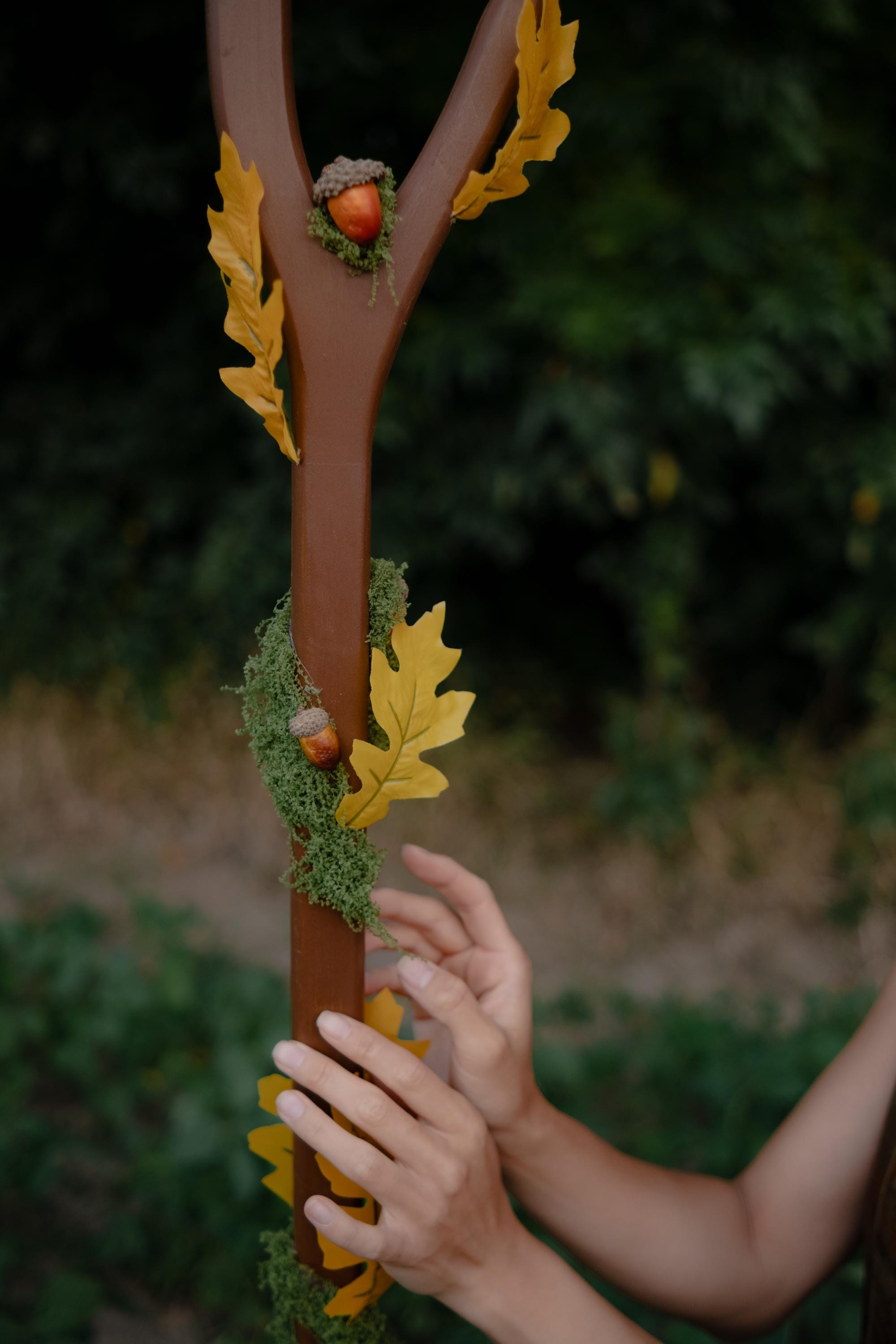 Oak Druid Staff – Fantasy Cosplay Prop with Acorns, Leaves and Moss, Wooden LARP Nature Mage Wand