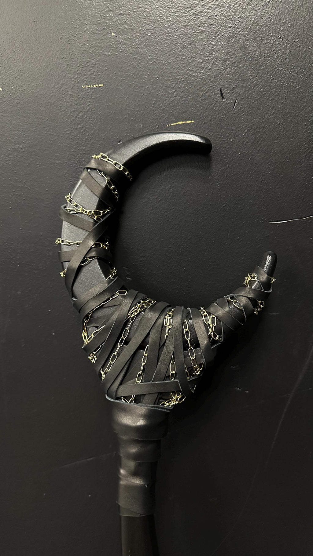 Nocturne Crescent for Dark Mage – Black Moon Staff with Golden Chain, Wooden Fantasy Prop, Handcrafted Wizard Staff, Decorative Alder Design