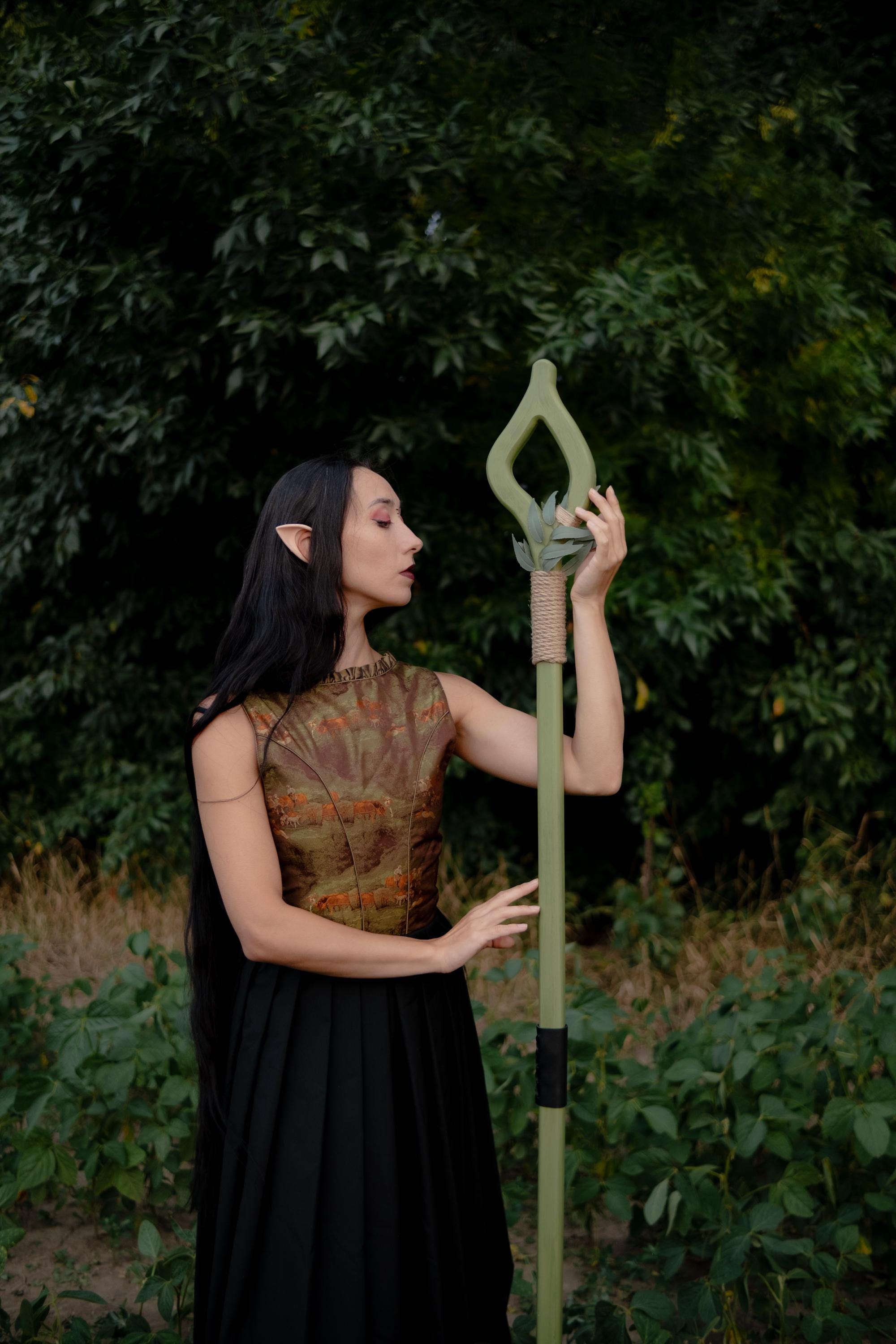 Druid Staff Eye of the Grove – Handmade Wooden Nature Staff with Faux Leaves, Nature Staff for LARP & Cosplay, Ritual